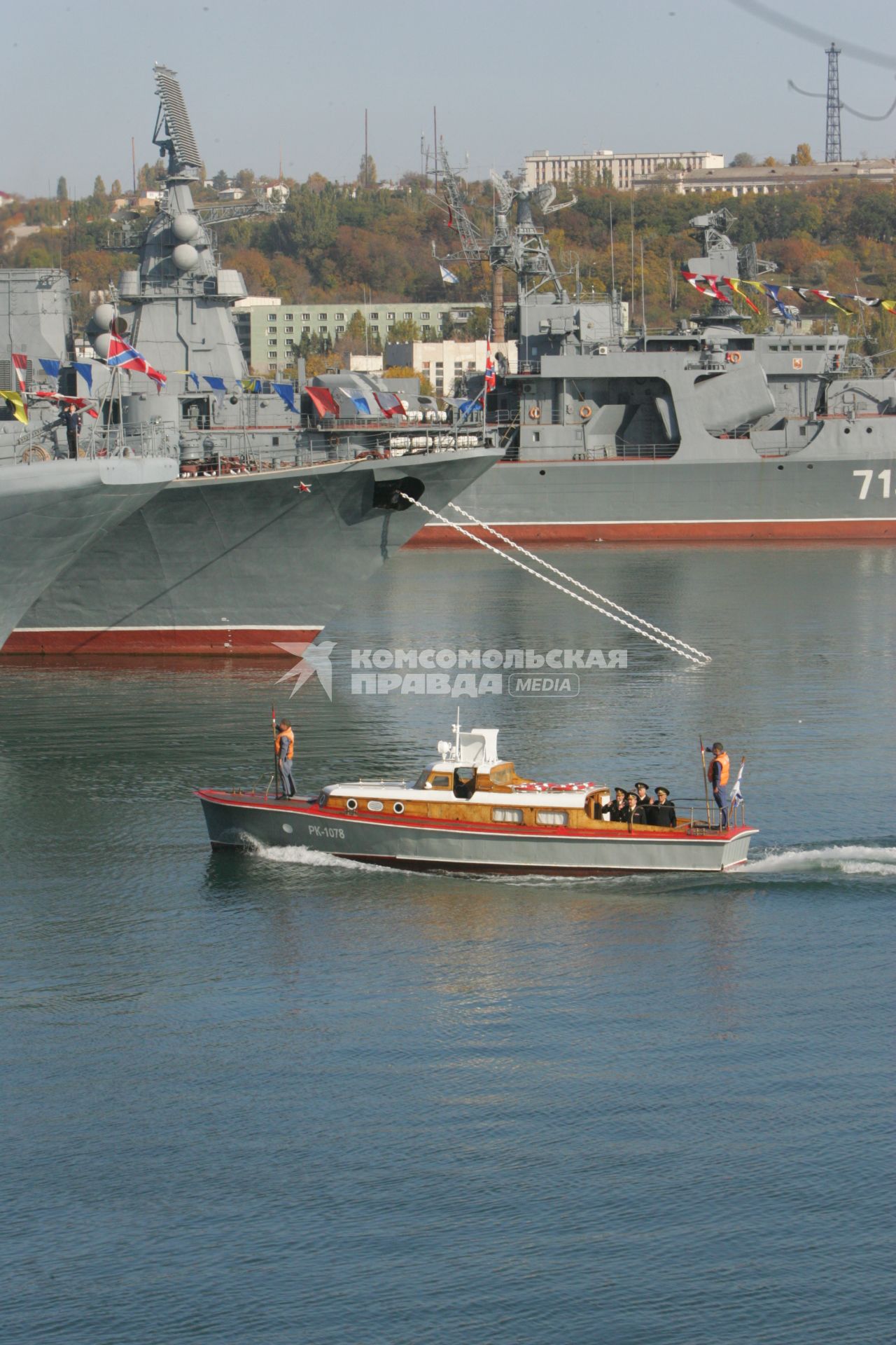 Виды Севастополя. На снимке: рейдовый катер `РК-1078` Черноморского Флота.