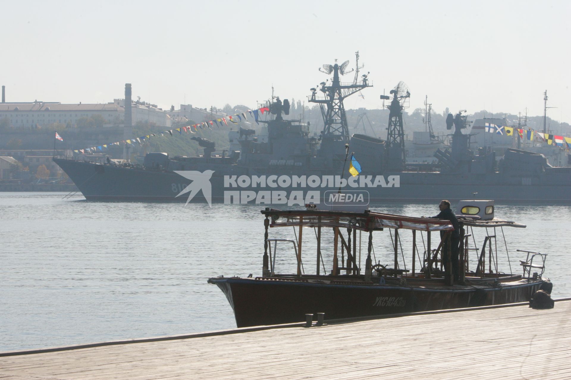 Виды Севастополя. На снимке: большой противолодочный корабль `Сметливый`.