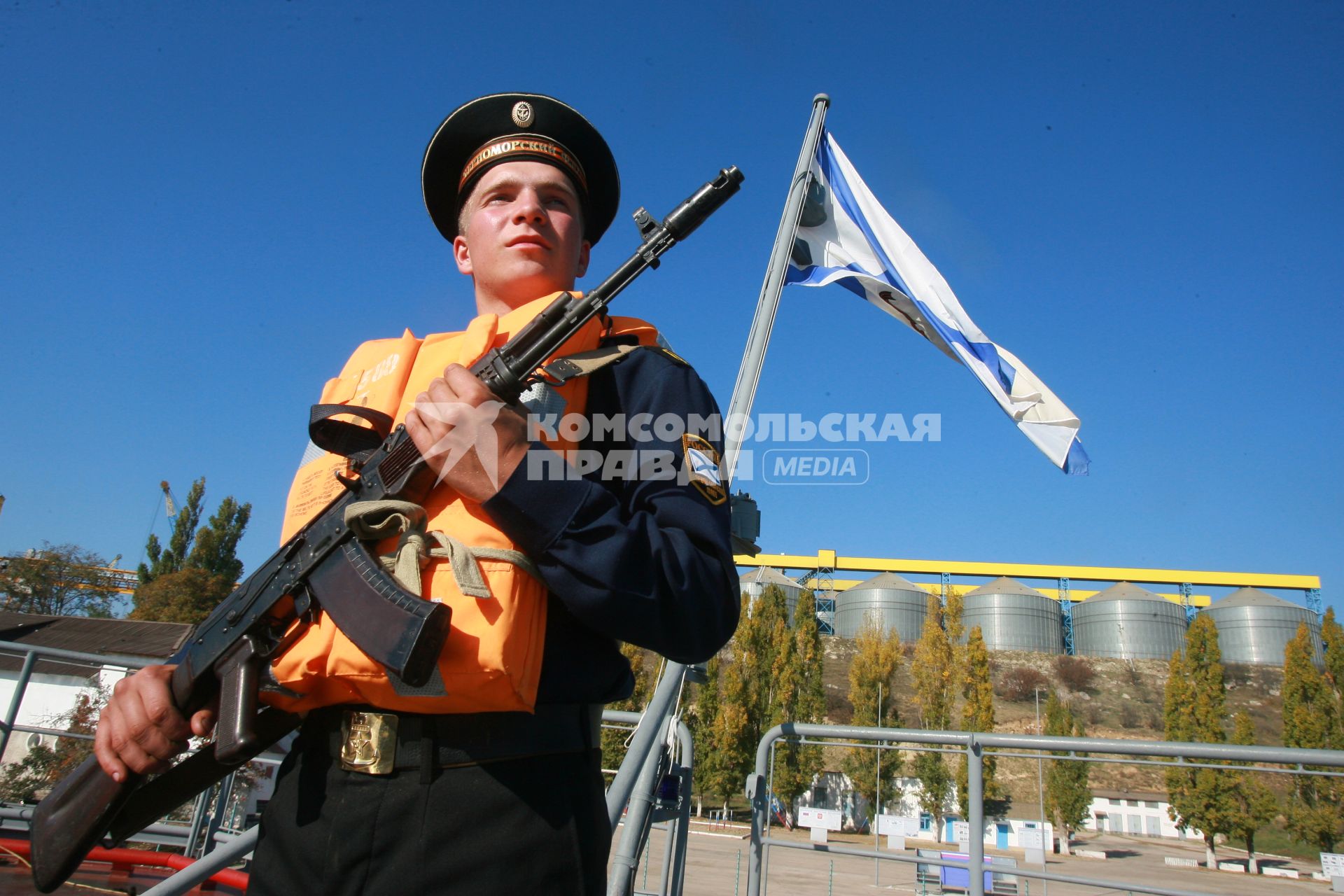 Виды Севастополя. Порт. На снимке: военнослужащий ВМФ РФ.