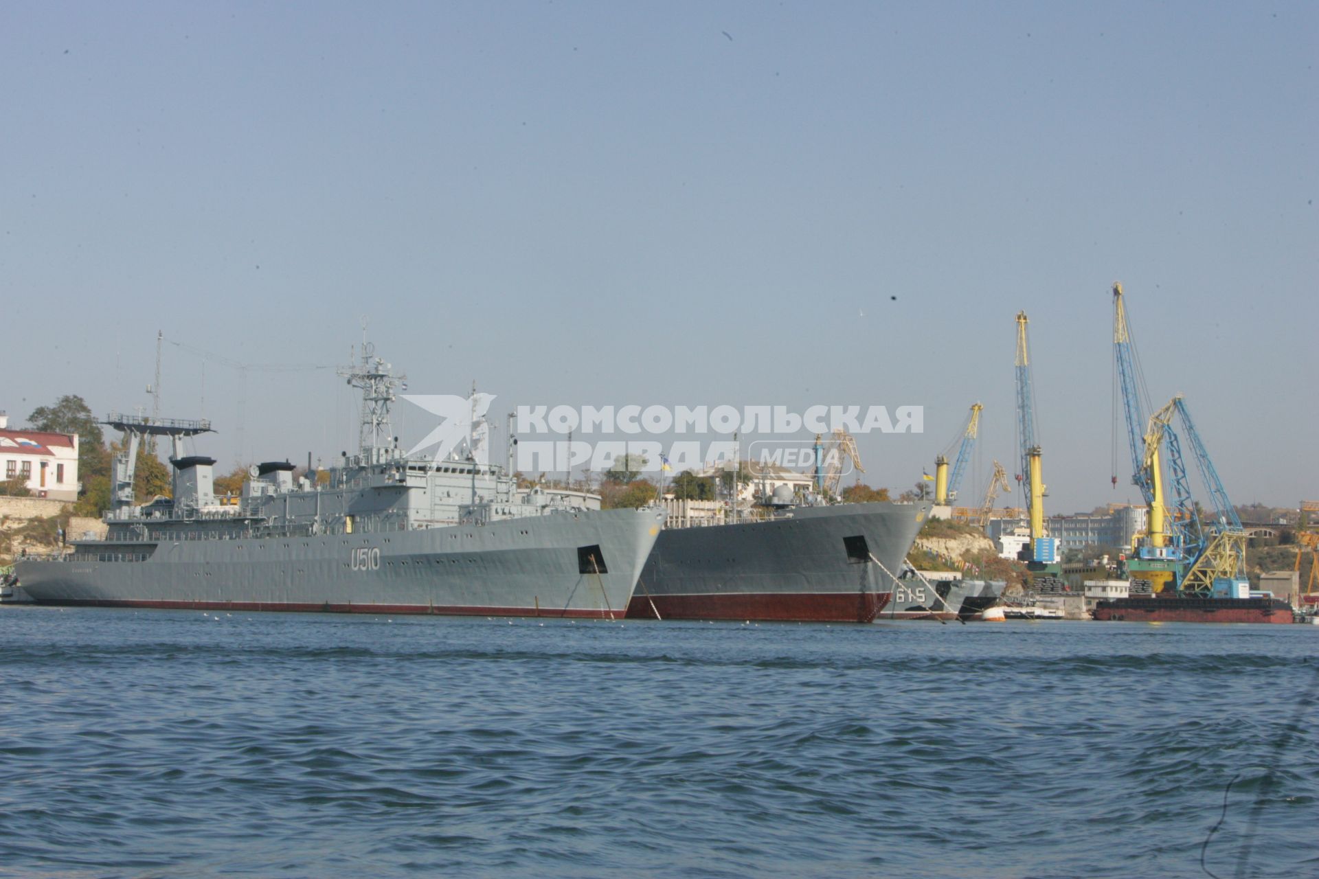 Виды Севастополя. На снимке: большой разведывательный корабль `Славутич` (слева) и корабль управления `Донбасс`.