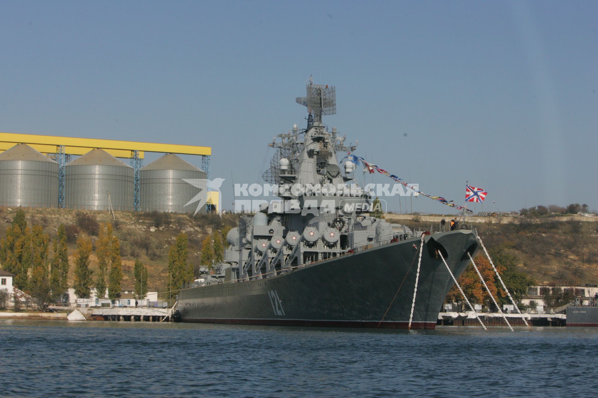 Виды Севастополя. На снимке: гвардейский ракетный крейсер `Москва`.