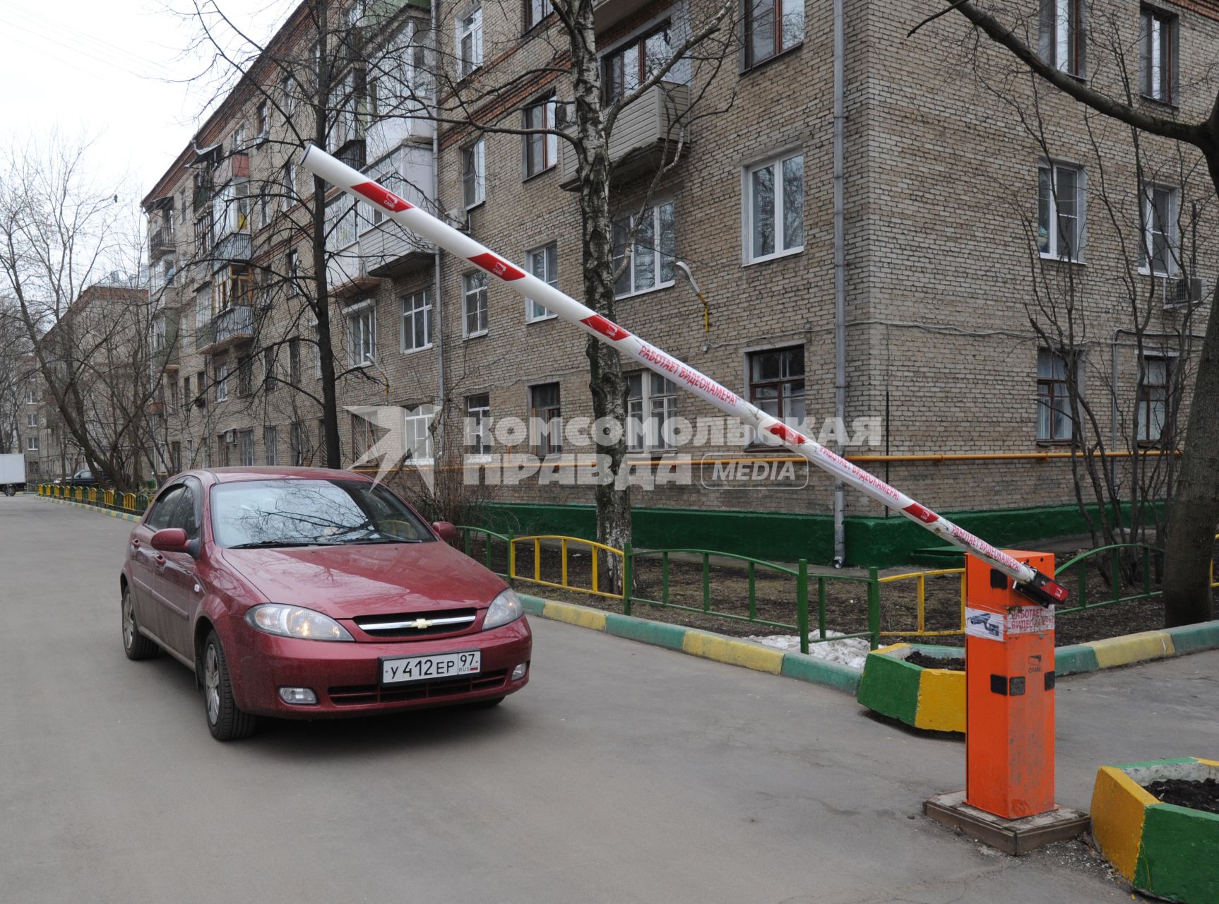 Шлагбаум во дворе Савеловского района.