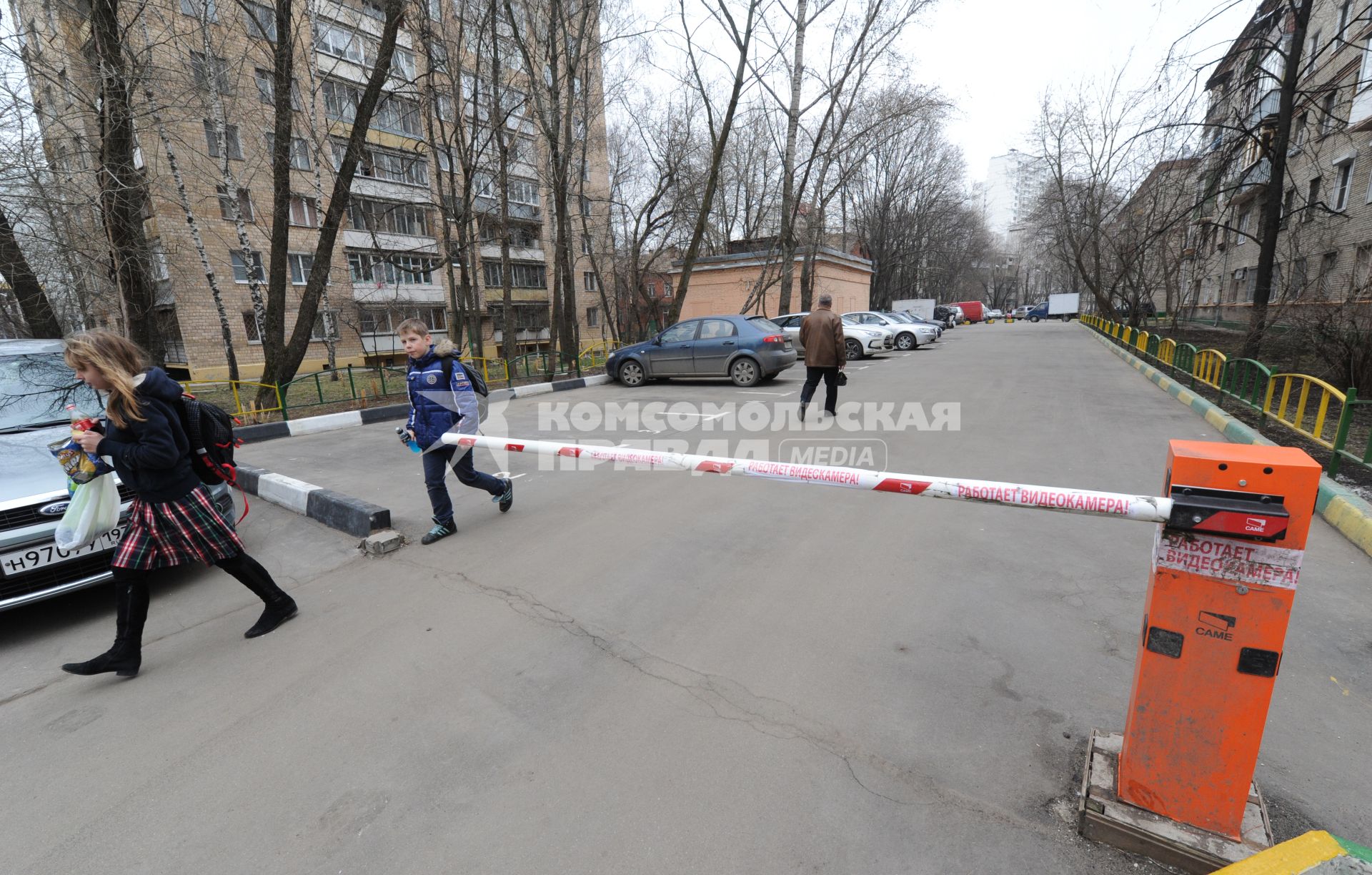 Шлагбаум во дворе Савеловского района. На снимке: автомобили стоят на парковочных местах.