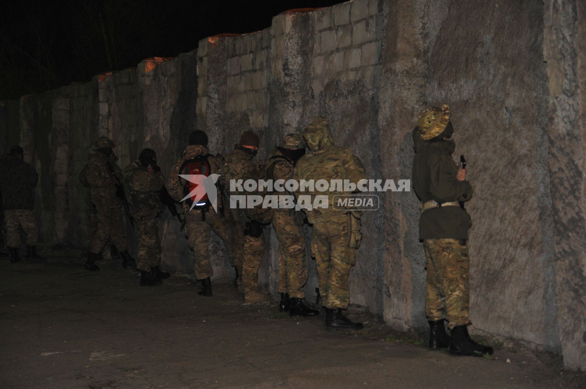 Ситуация в Донецке. У военкомата местные жители перекрыли дорогу автобусу с украинскими номерами, в котором находились военные с оружием без  опознавательных знаков. На снимке: военные, выведенные из автобуса на территории военкомата.