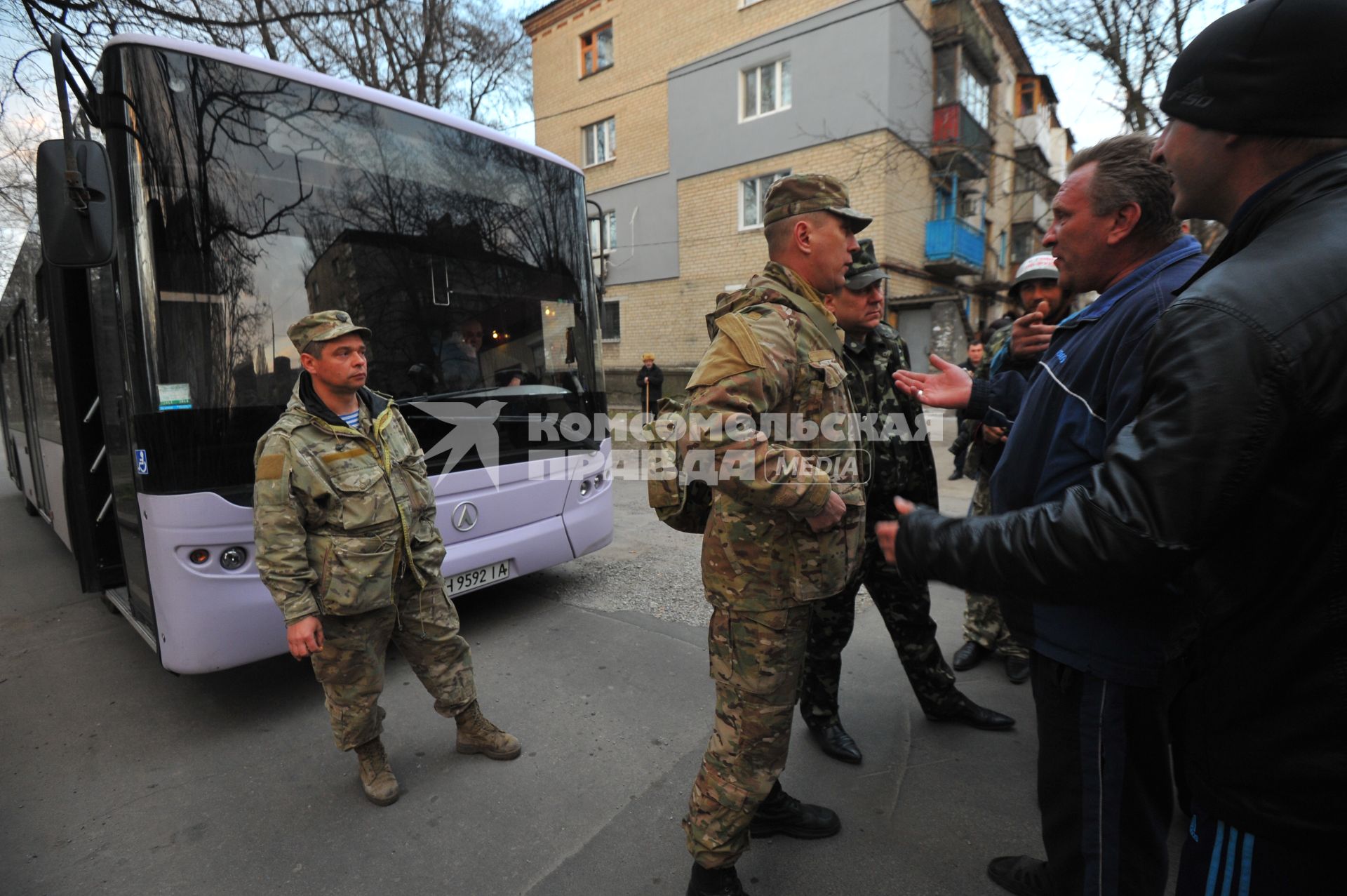 Ситуация в Донецке. У военкомата местные жители перекрыли дорогу автобусу с украинскими номерами, в котором находились военные с оружием без  опознавательных знаков.