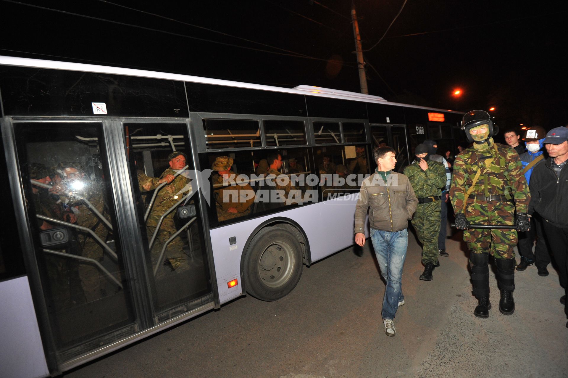 Ситуация в Донецке. У военкомата местные жители перекрыли дорогу автобусу с украинскими номерами, в котором находились военные с оружием без  опознавательных знаков.