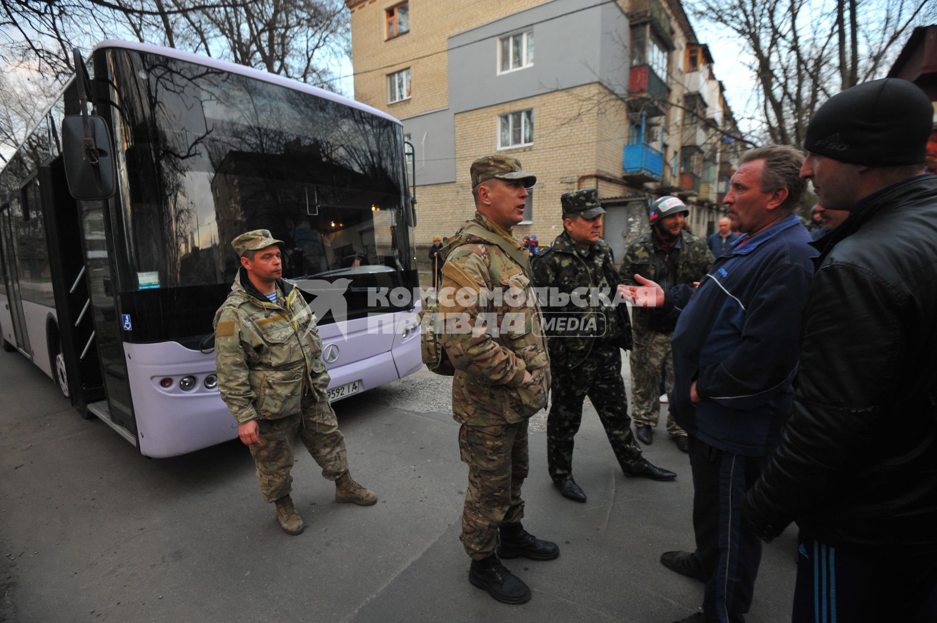 Ситуация в Донецке. У военкомата местные жители перекрыли дорогу автобусу с украинскими номерами, в котором находились военные с оружием без  опознавательных знаков.