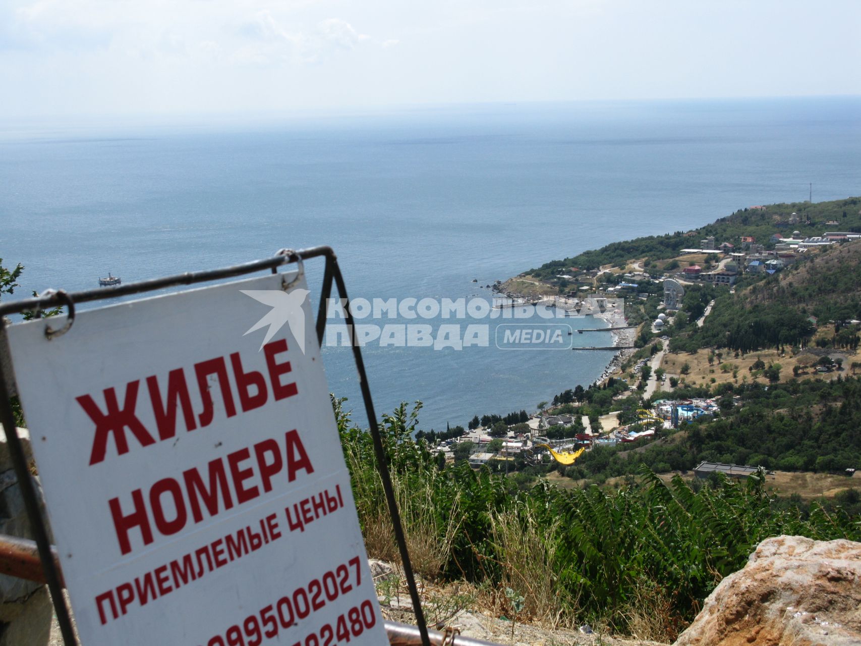 Отдых в Крыму. На снимке: табличка на трассе `Жилье. Номера. Приемлемые цены`.