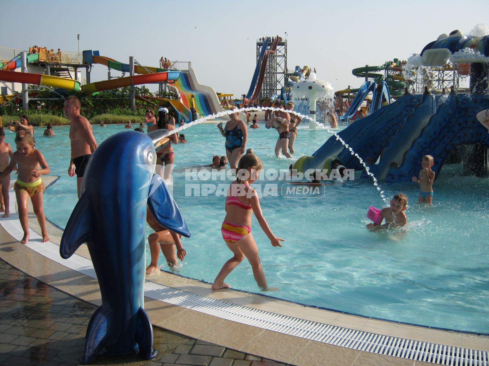 Отдых в Крыму. На снимке: люди в аквапарке.