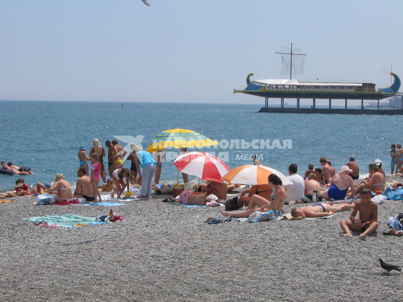 Отдых в Крыму. На снимке: отдыхающие на пляже.