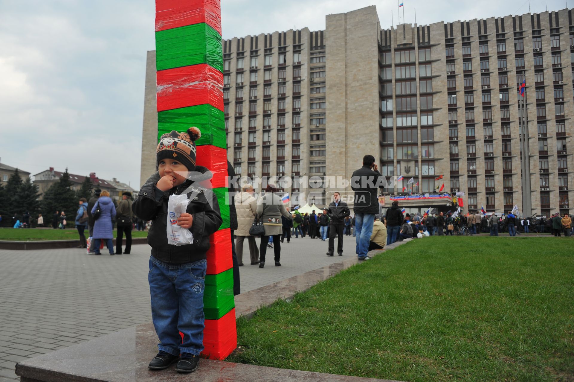 Ситуация в Донецке. Истекают 48 часов, отведенные протестующим на урегулирование ситуации. На снимке: ребенок стоит у столба, стилизованного под пограничный у здания Донецкой областной администрации, захваченного противниками новой власти.