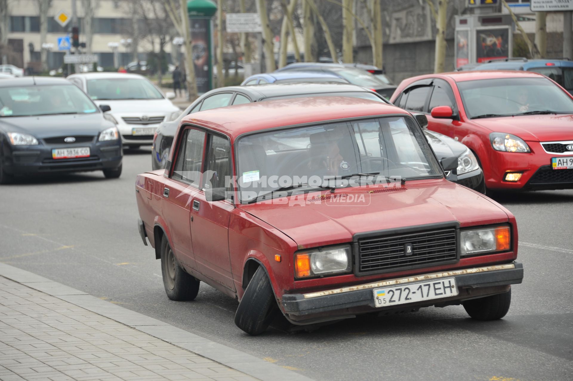 Донецк. На снимке: автомобиль ВАЗ 2107 с выгнутым колесом.