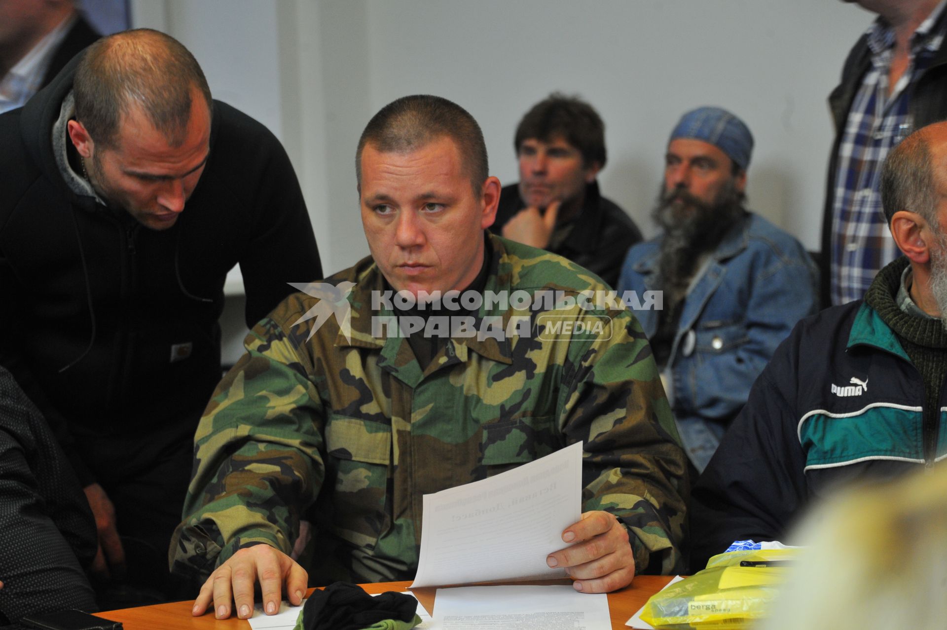 Ситуация в Донецке. Брифинг руководства `Донецкой народной республики` (ДНР). На снимке: командующий народной армией ДНР Игорь Хакимзянов (справа.