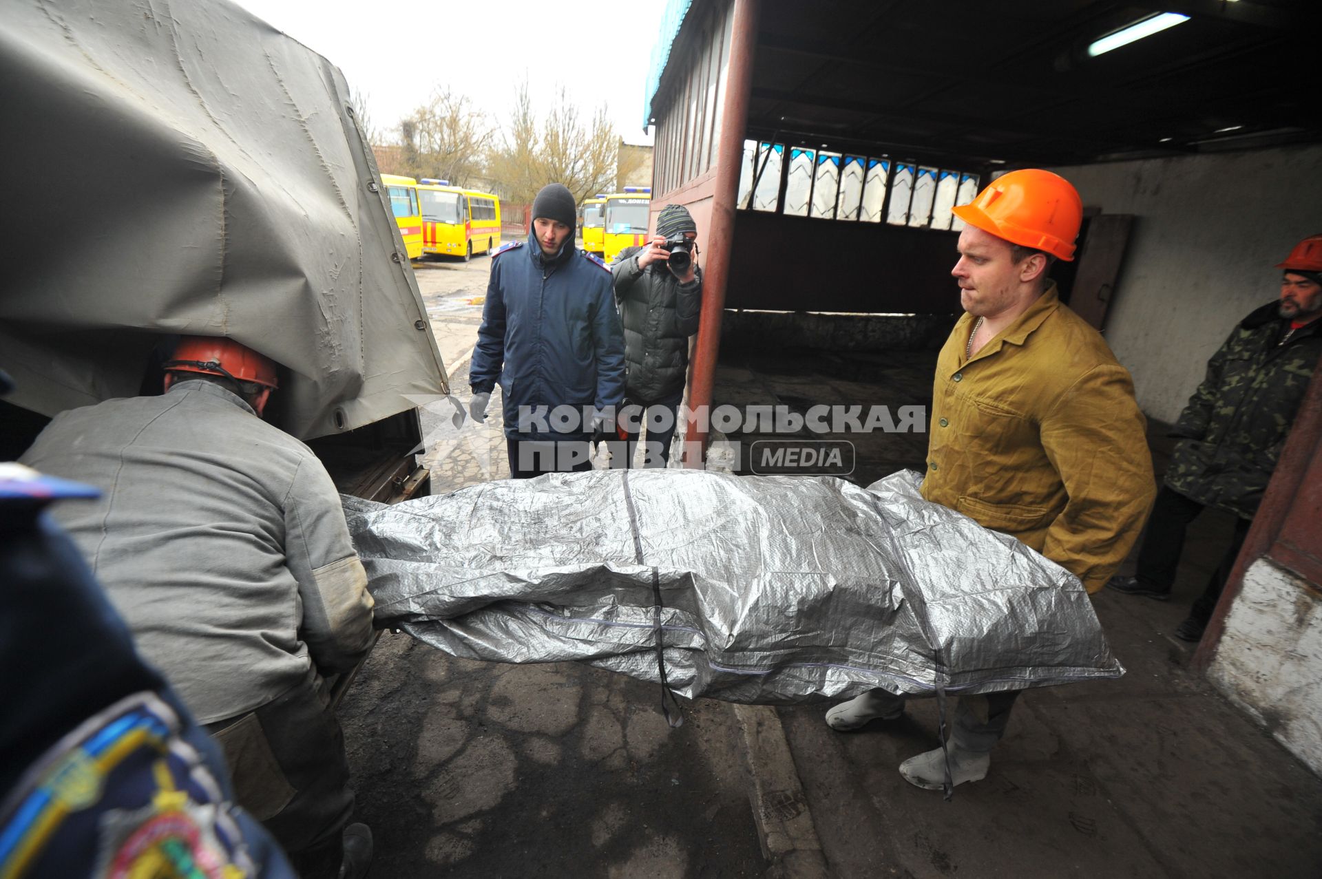 Авария на шахте Скочинского в Донецке, в результате которой погибли 7 человек. На снимке: шахтеры выносят тела погибших.