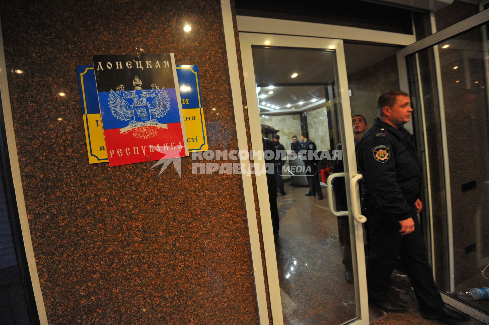 Ситуация в Донецке. Здание МВД Донецкой области, захваченное противниками новой власти. На снимке: бойцы отряда милиции специального назначения, перешедшие на сторону митингующих.