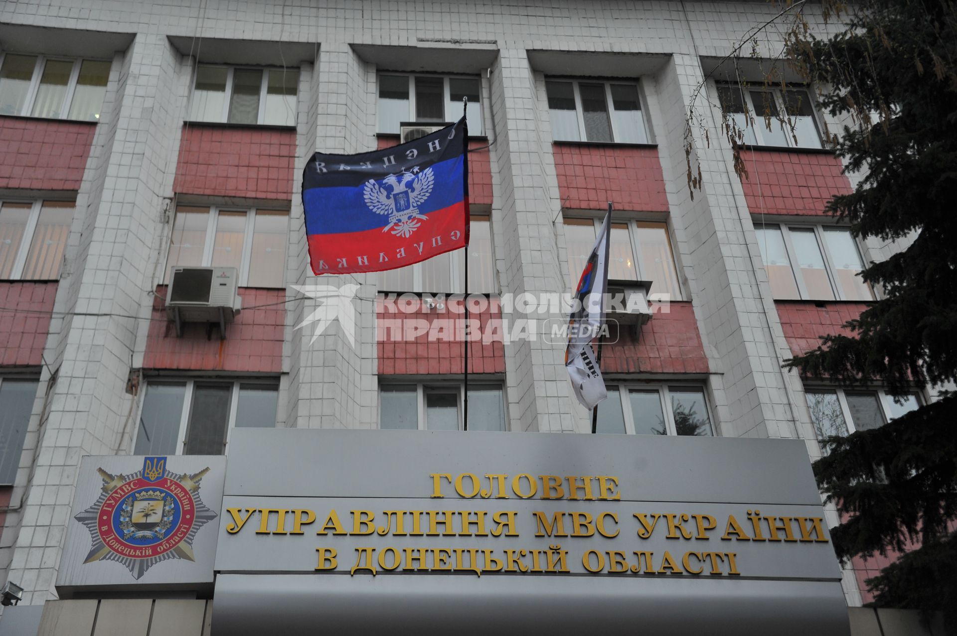 Ситуация в Донецке. Здание МВД Донецкой области, захваченное противниками новой власти.