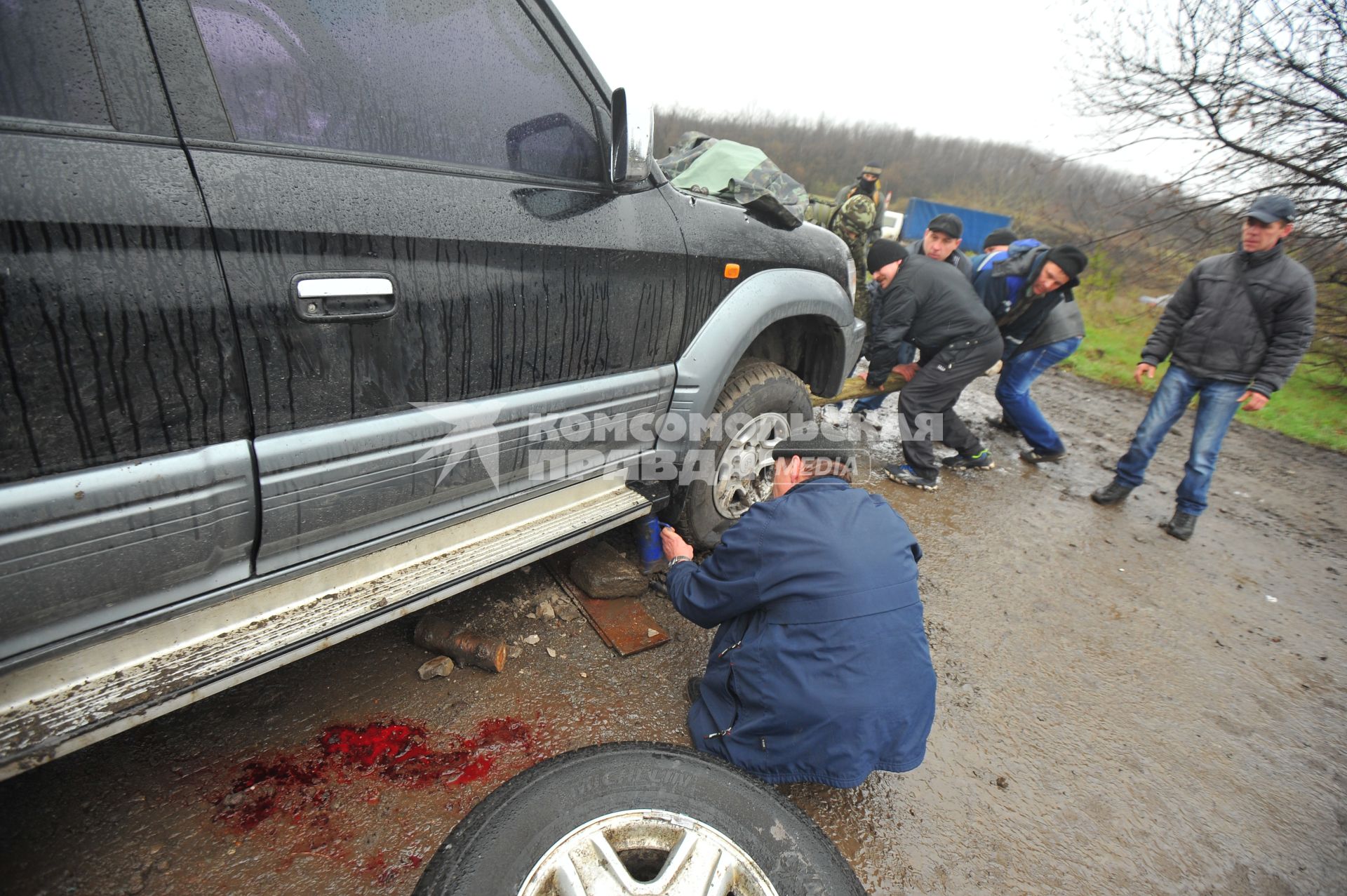 Ситуация в Славянске. На снимке: обстрелянный автомобиль.