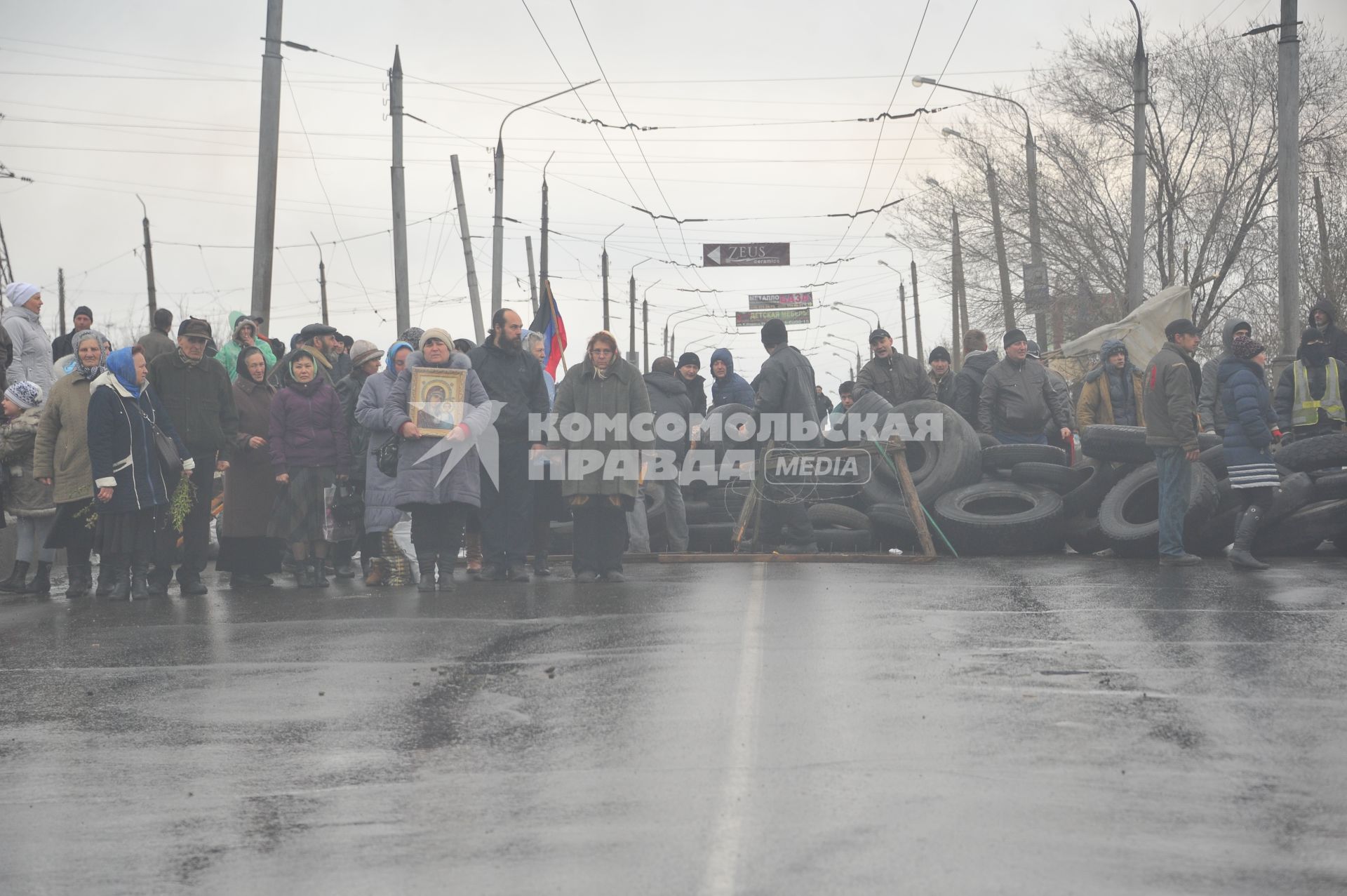 Ситуация в Славянске. На снимке: местные жители на баррикадах, после атаки БТРов, направленных киевской властью на штурм города.