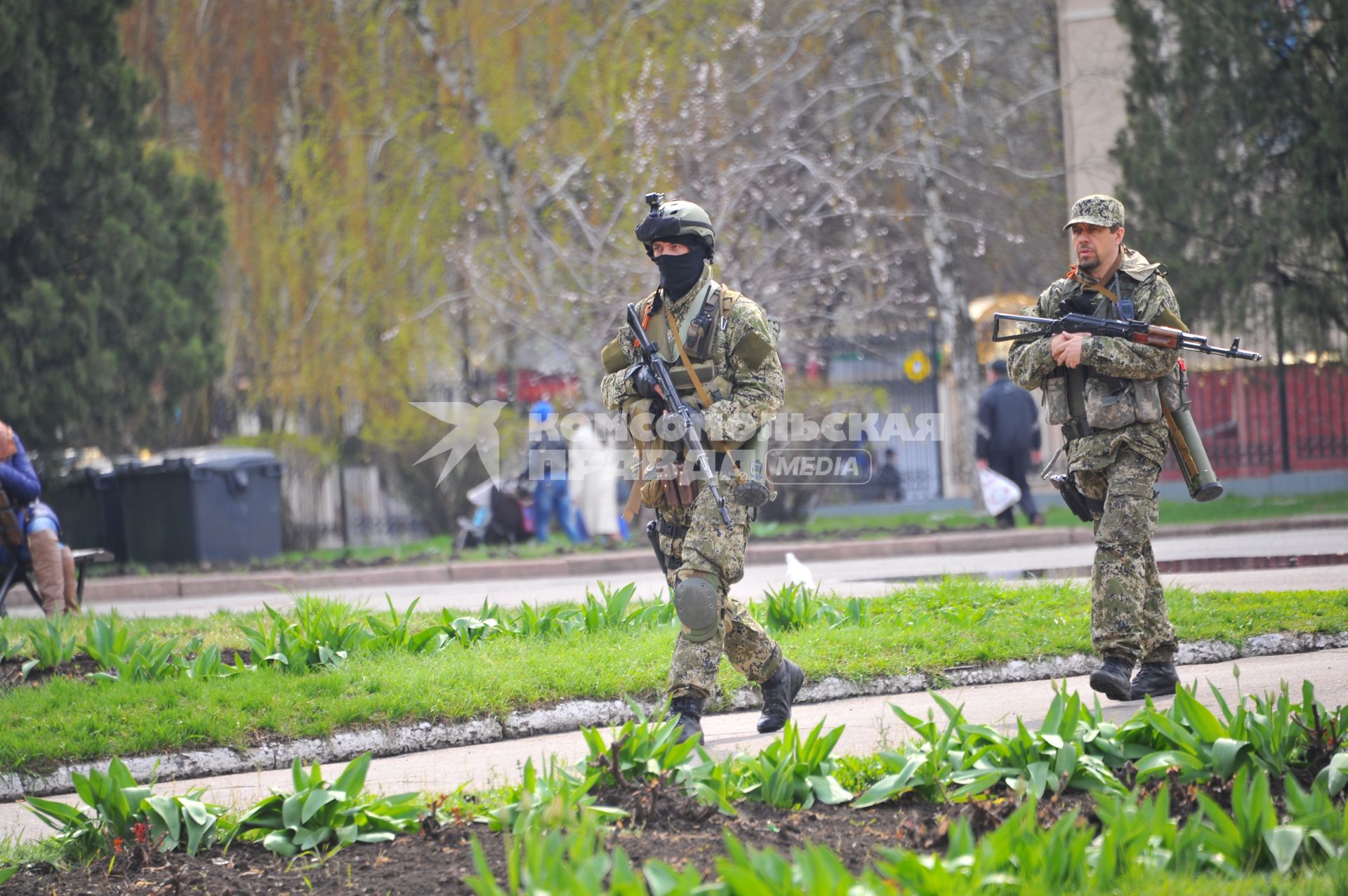 Ситуация в Славянске. На снимке: боецы `Отряда самообороны Донбасса` патрулируют улицу.