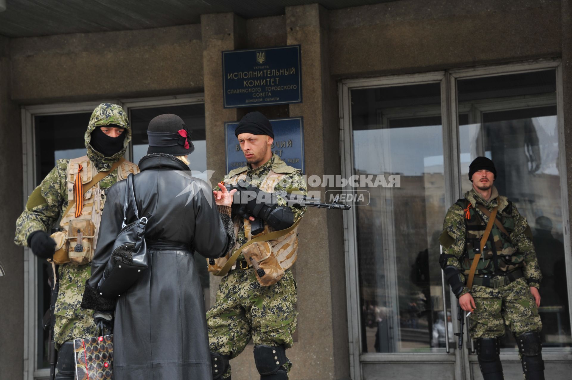 Ситуация в Славянске. На снимке: бойцы `Специального отряда самообороны Донбасса` у здания Славянского городского Совета.