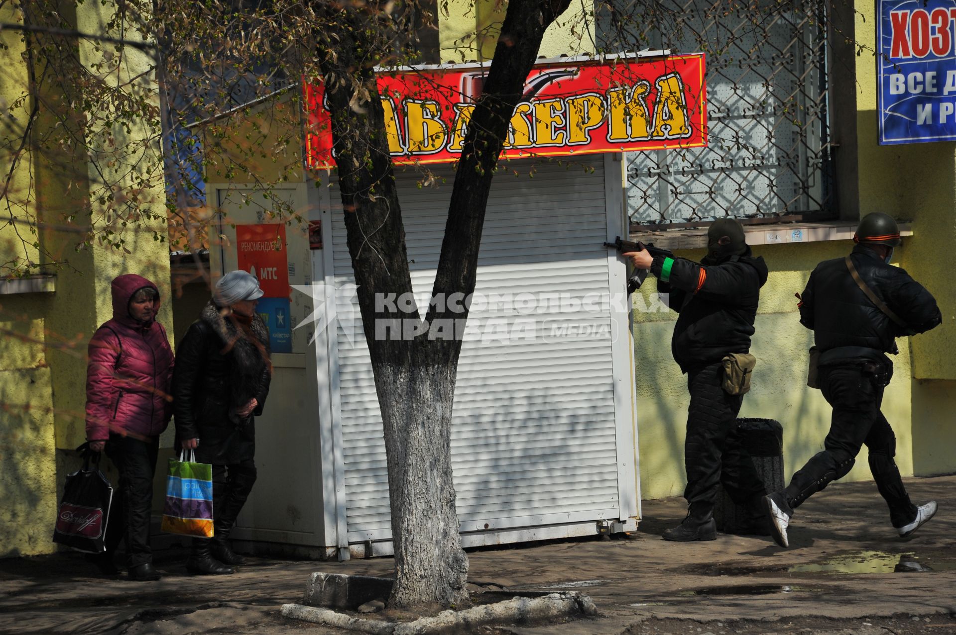 Ситуация в Славянске. На снимке: боец `Отряда самообороны Донбасса` патрулирет улицу.