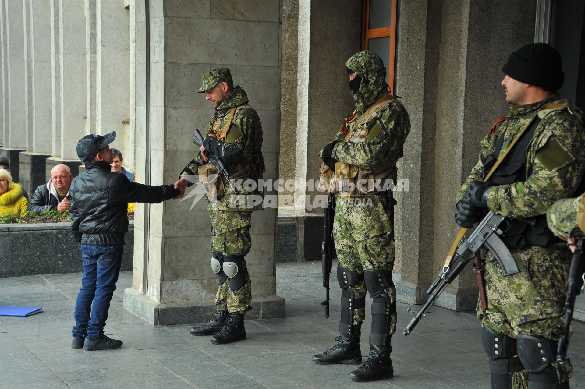 Ситуация в Славянске. На снимке: бойцы специального отряда самообороны Донбасса у здания Славянского городского Совета.