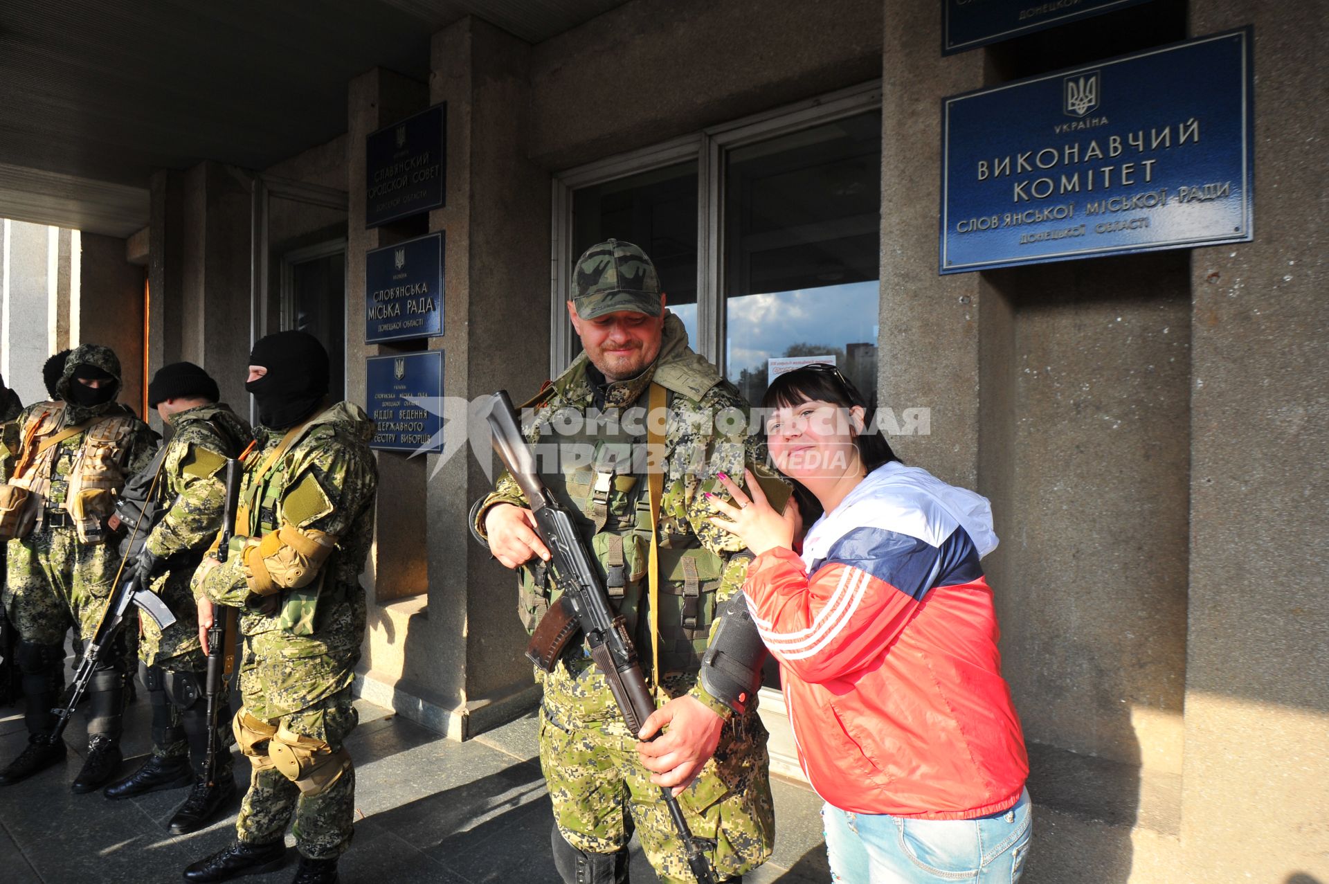 Ситуация в Славянске. На снимке: бойцы специального отряда самообороны Донбасса у здания Славянского городского Совета.