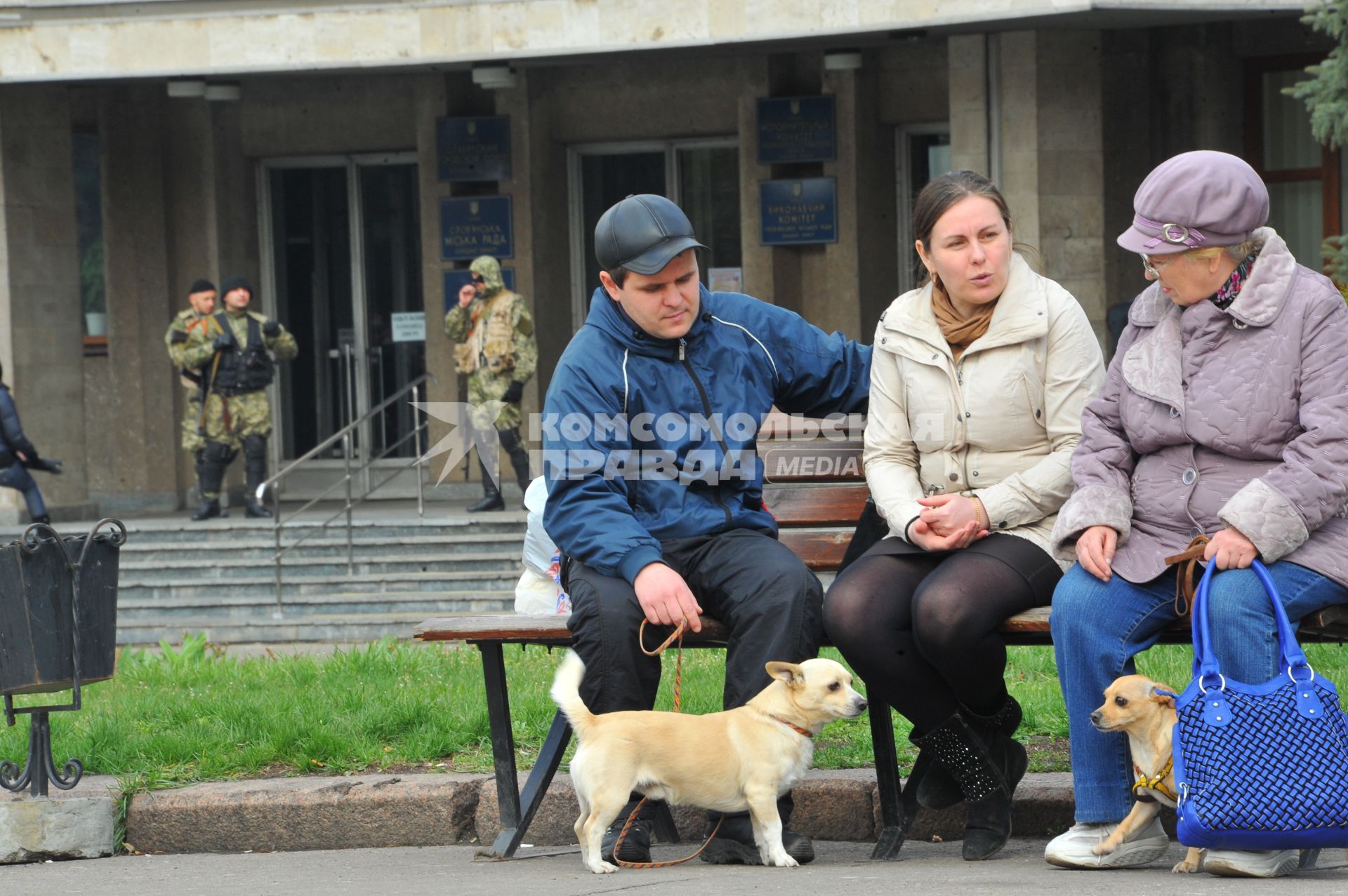 Ситуация в Славянске. На снимке: бойцы специального отряда самообороны Донбасса у здания Славянского городского Совета.