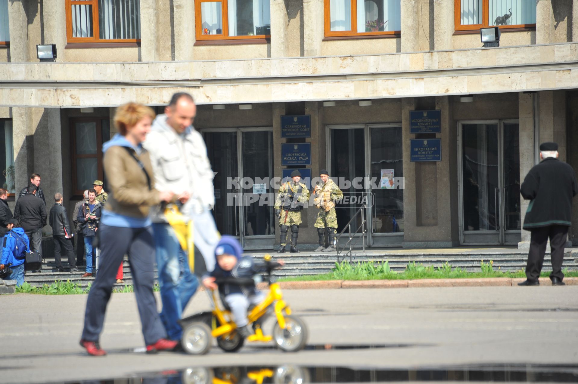 Ситуация в Славянске. На снимке: бойцы специального отряда самообороны Донбасса у здания Славянского городского Совета.