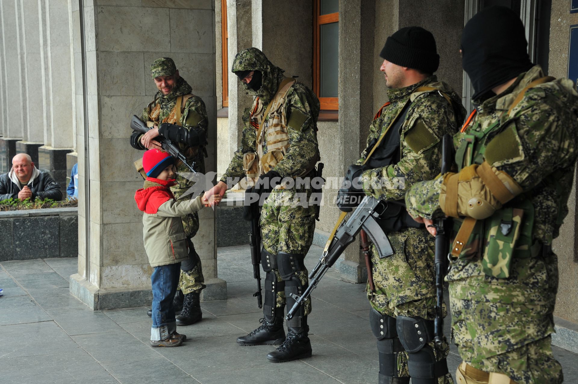 Ситуация в Славянске. На снимке: бойцы специального отряда самообороны Донбасса у здания Славянского городского Совета.