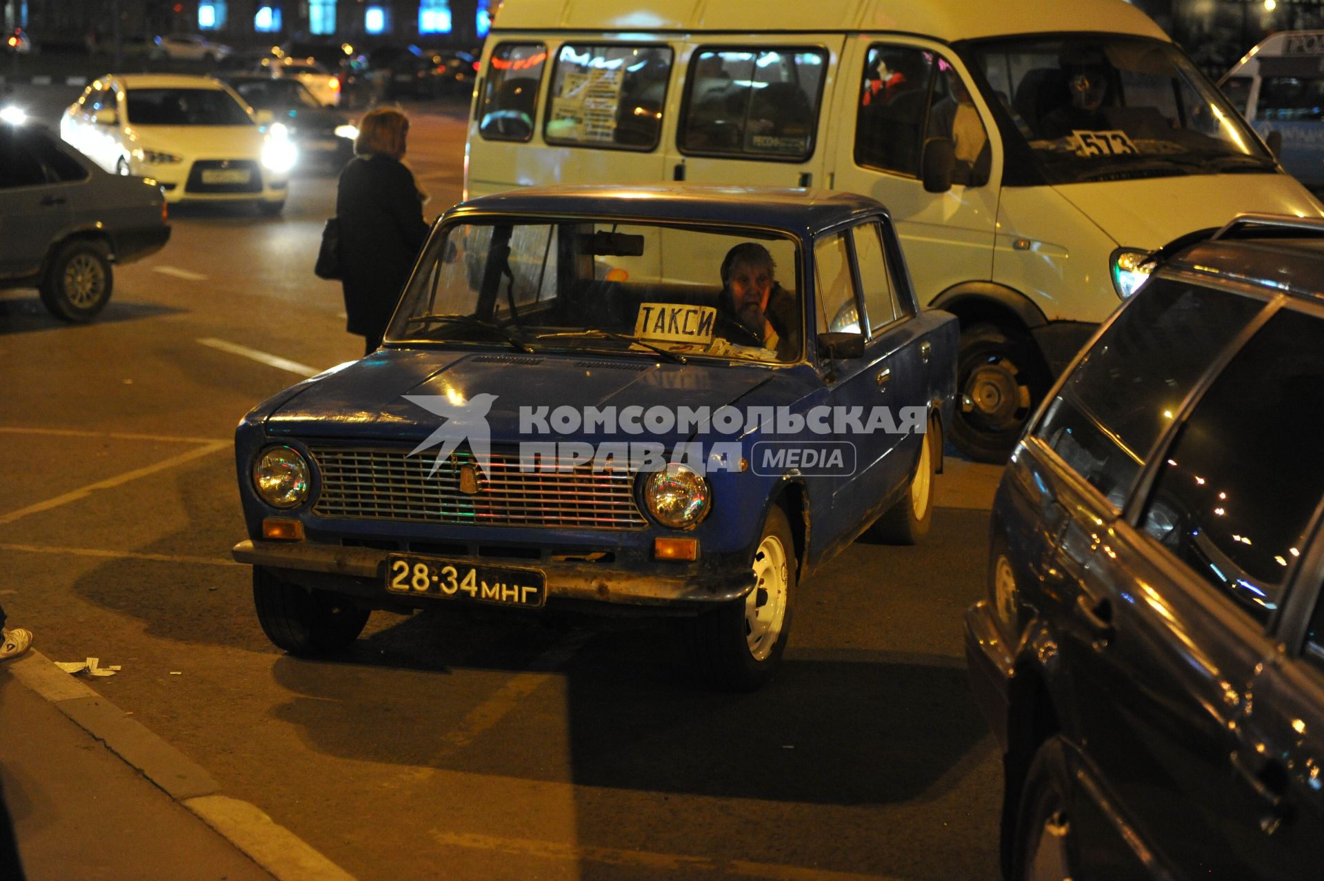 Пожилая женщина таксует на автомобиле ВАЗ 2101.