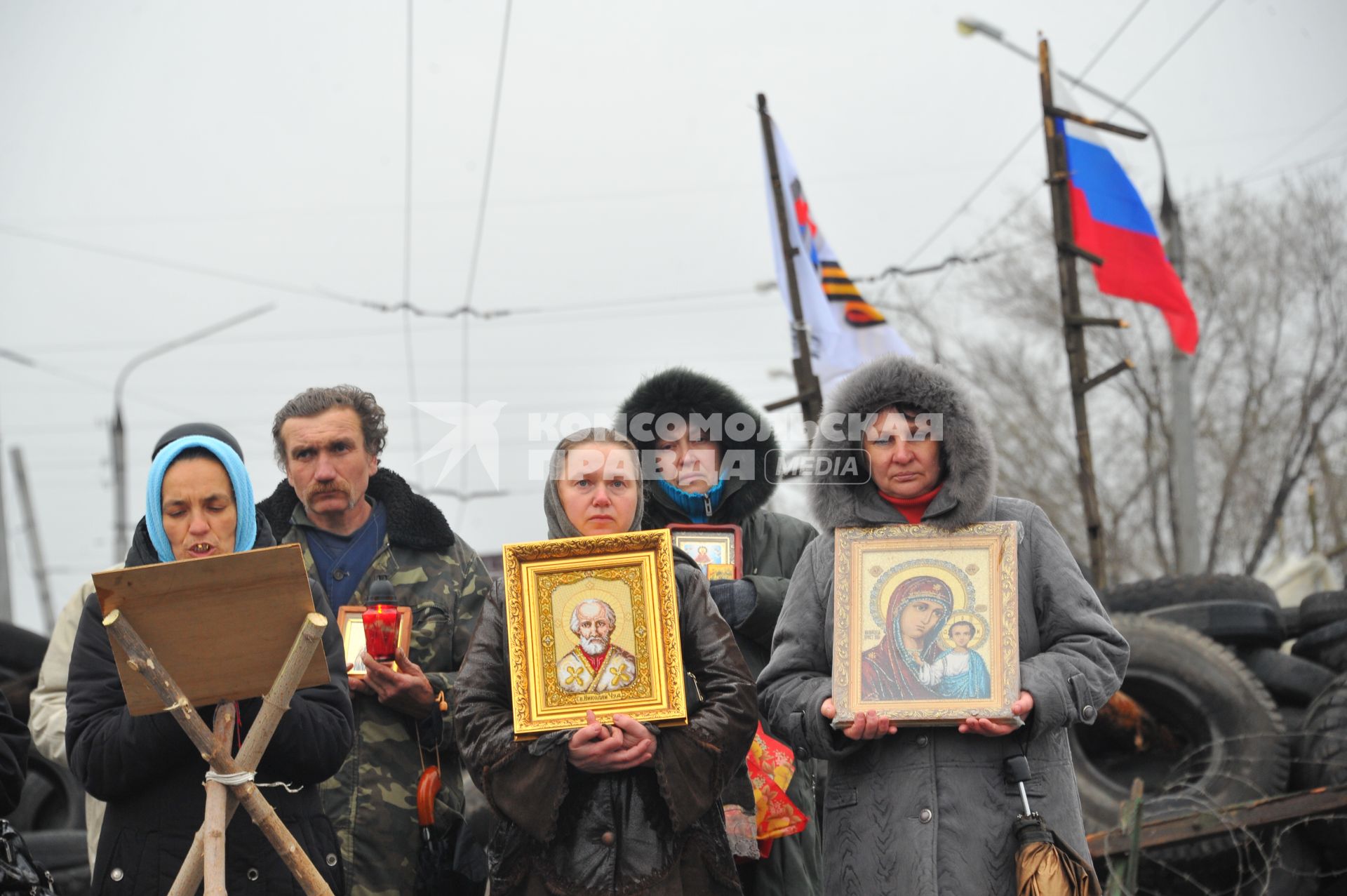 Ситуация в Славянске. На снимке: жители с иконами стоят у баррикад на въезде в город.