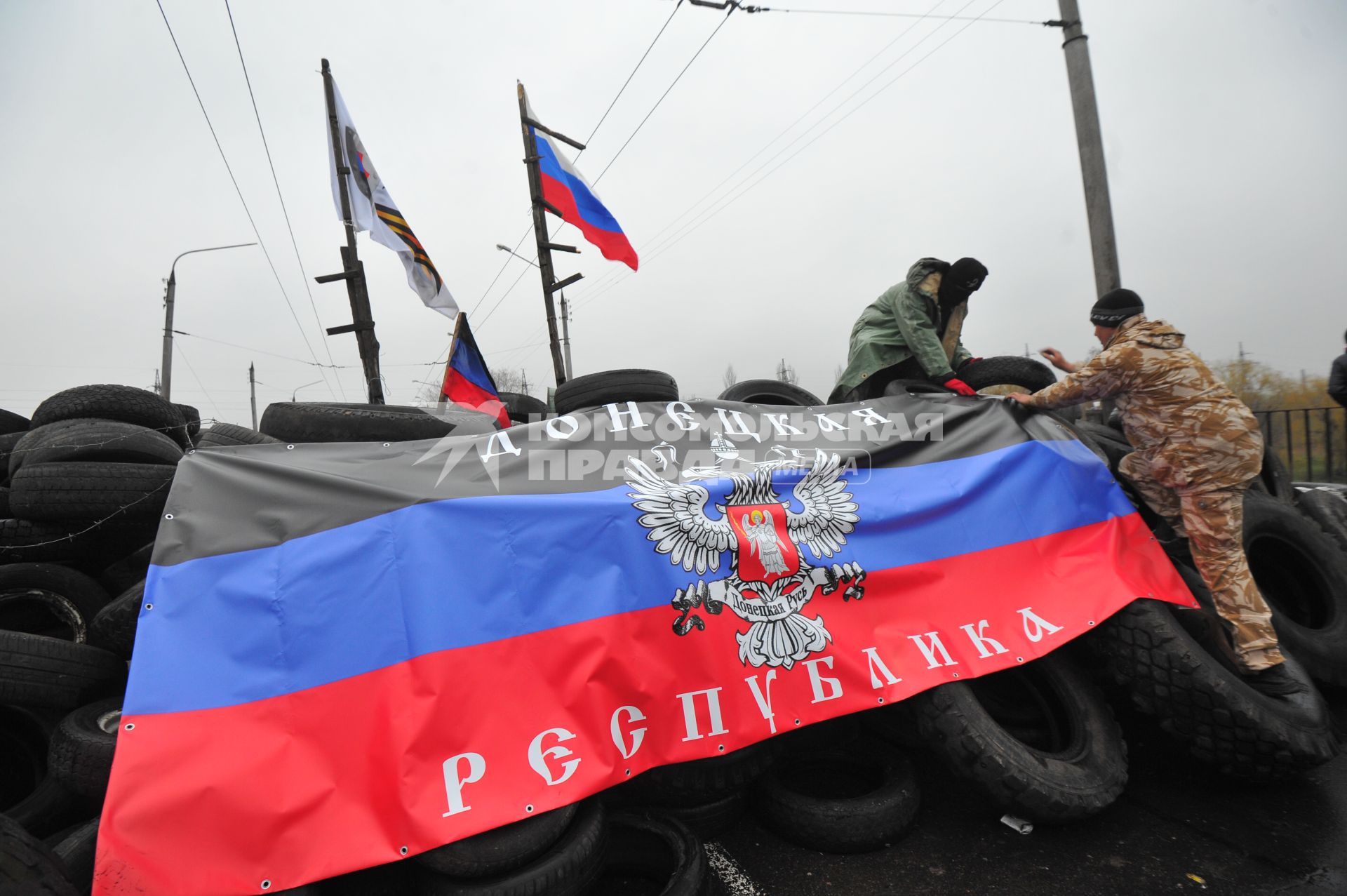 Ситуация в Славянске. На снимке: флаг Донецкой Республики на баррикадах на въезде в город.