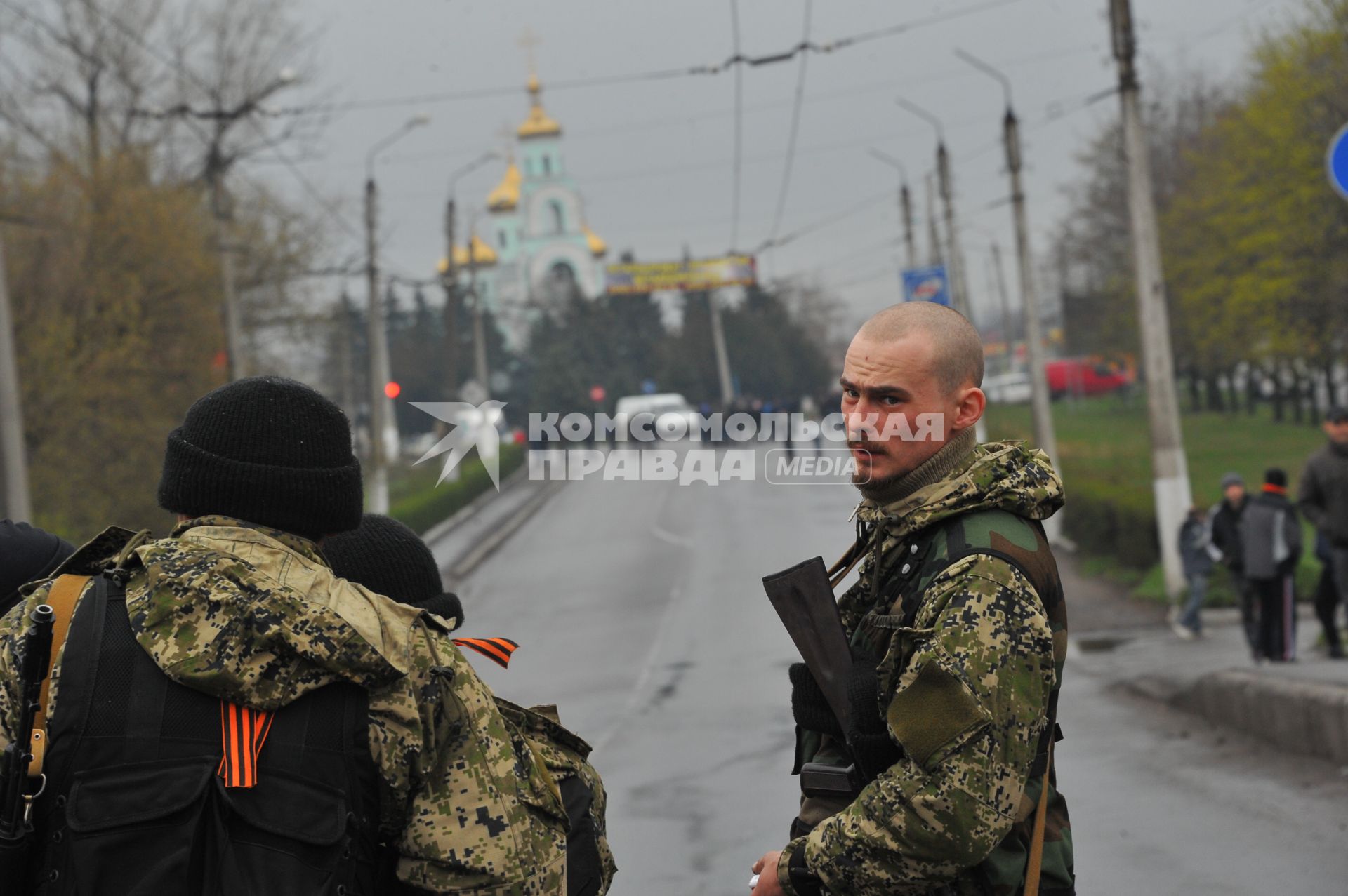 Ситуация в Славянске. На снимке: бойцы специального отряда самообороны Донбасса стоят у баррикад на въезде в город.