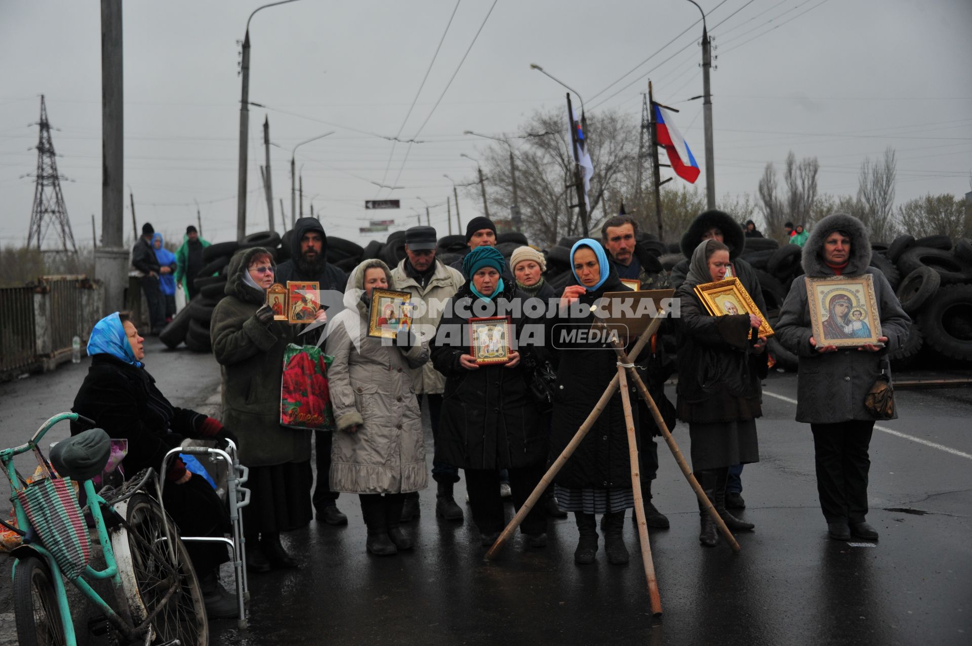 Ситуация в Славянске. На снимке: жители с иконами стоят у баррикад на въезде в город.