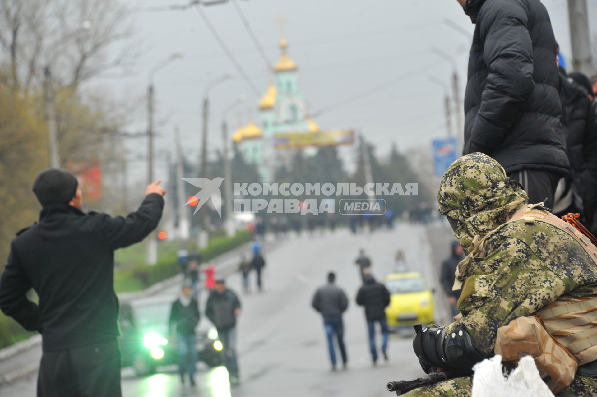 Ситуация в Славянске. На снимке: бойцы специального отряда самообороны Донбасса стоят у баррикад на въезде в город.