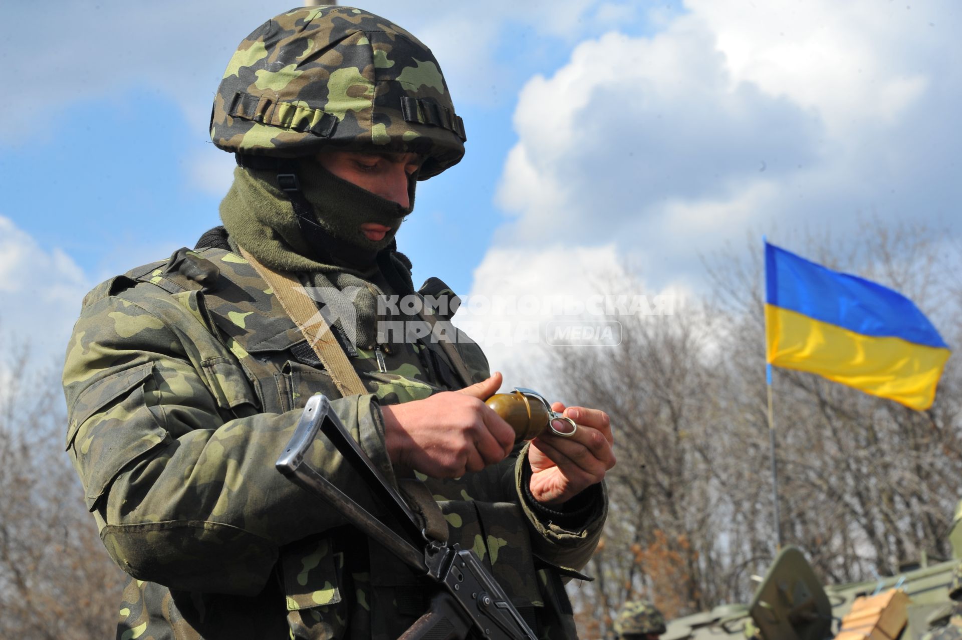 Ситуация в Изюме. На снимке: вооруженные украинские военные у въезда в город Изюм.