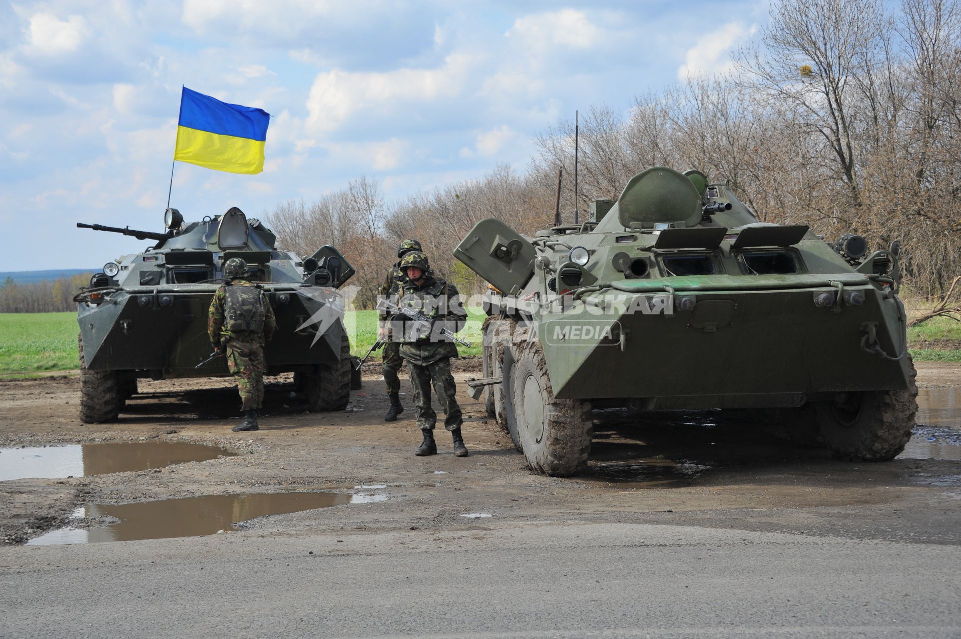 Ситуация в Изюме. На снимке: вооруженные украинские военные у въезда в город Изюм.