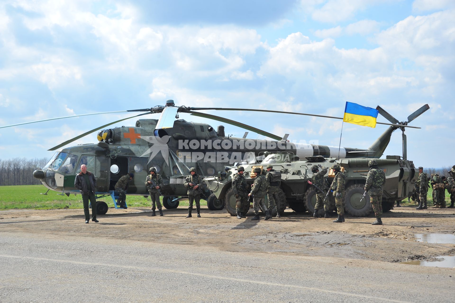 Ситуация в Изюме. На снимке: вооруженные украинские военные у въезда в город Изюм.