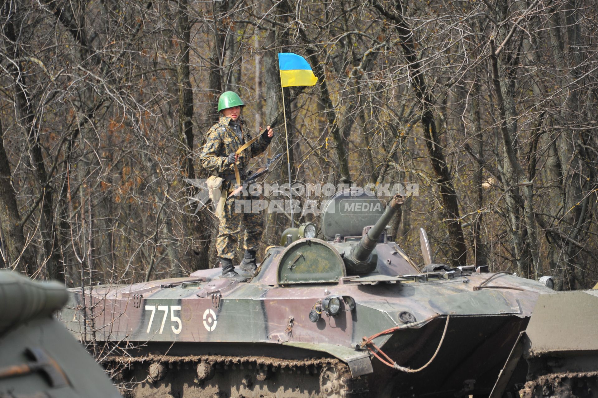 Ситуация в Изюме. На снимке: вооруженные украинские военные у въезда в город Изюм.