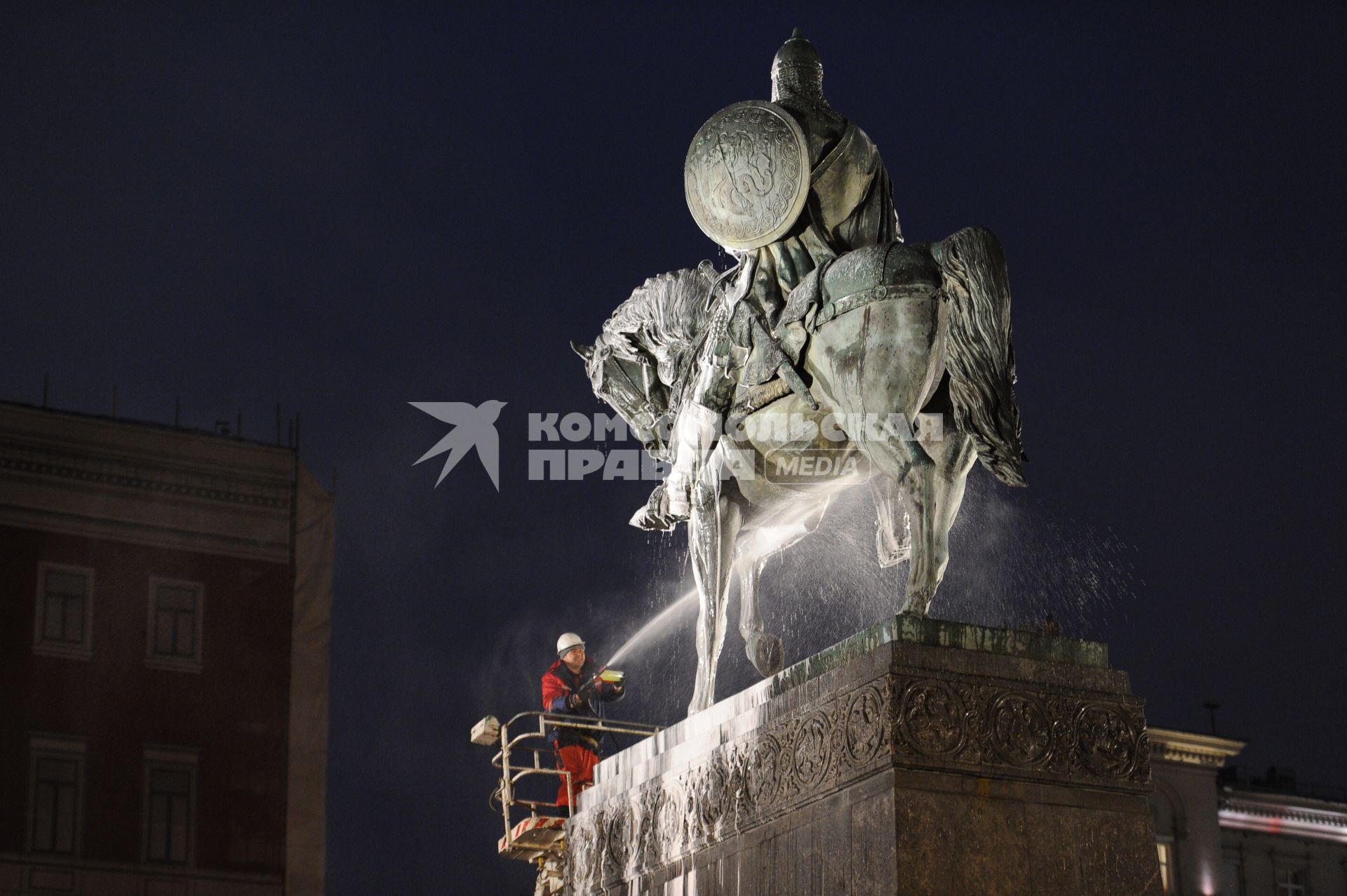 Рабочий на подъемнике моет памятник Юрию Долгорукому.