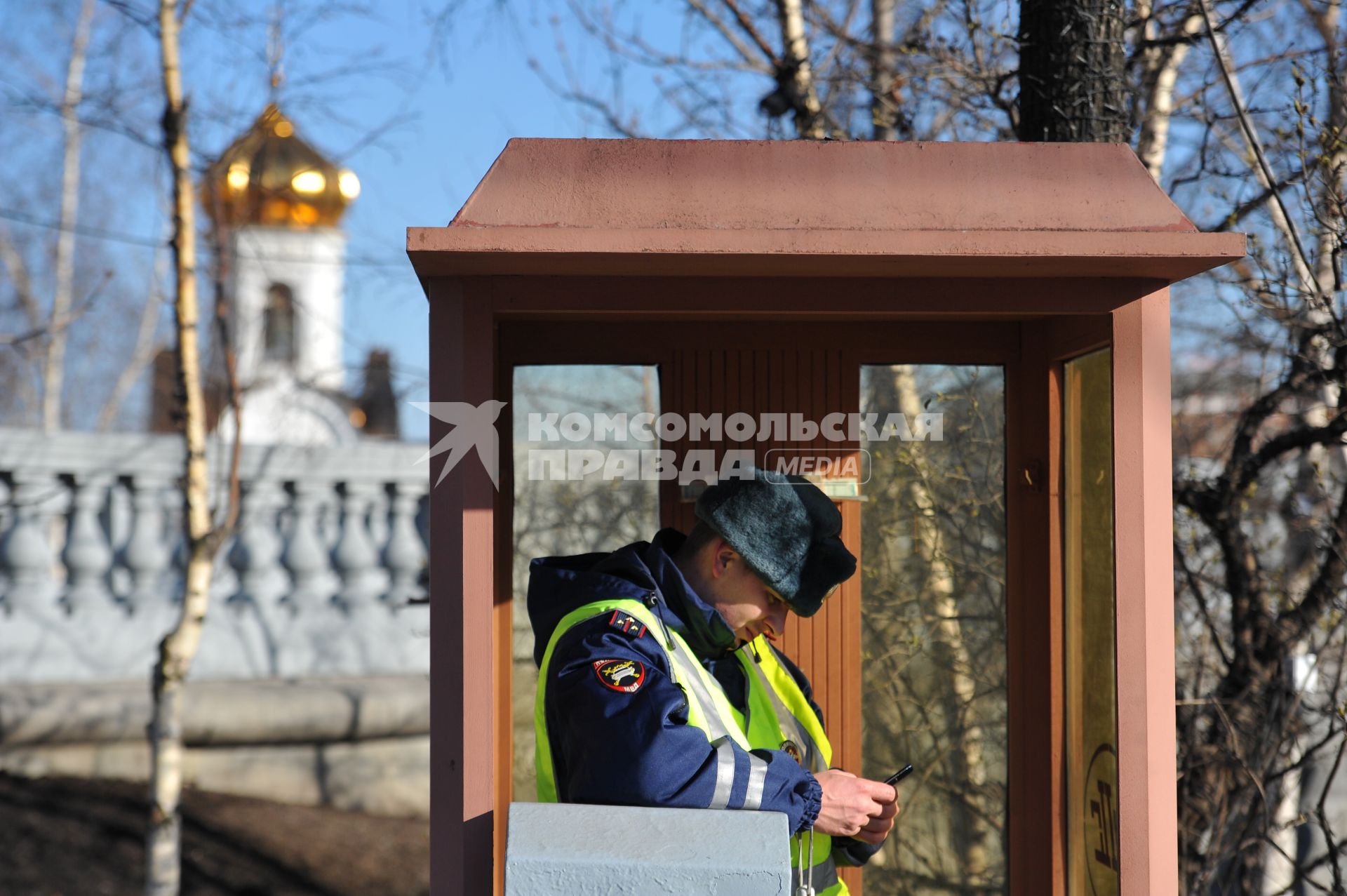 Сотрудник ДПС в будке.