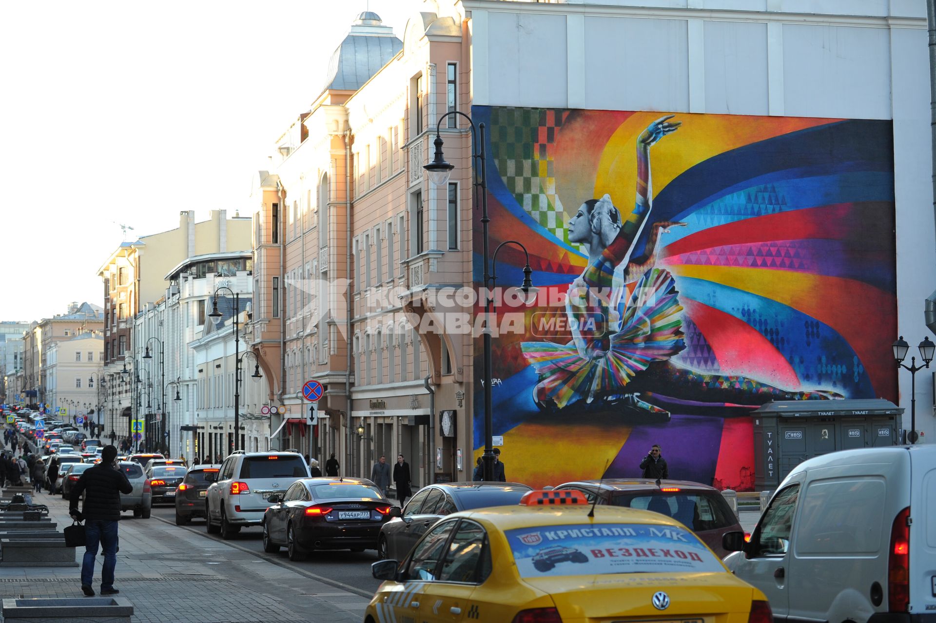 Улица Большая Дмитровка. На снимке: изображение балерины Майи Плисецкой на стене дома.