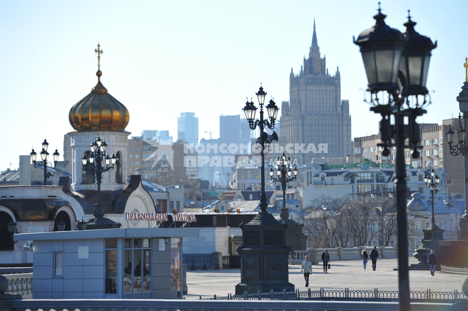 Виды Москвы. На снимке: Патриарший мост.