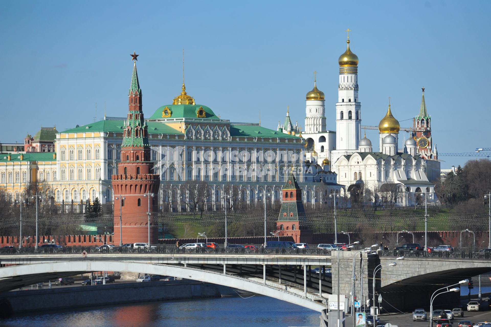 Виды Москвы. На снимке: вид на Большой Каменный мост, Водовзводную башню, Большой Кремлевский дворец и колокольню Ивана Великого.
