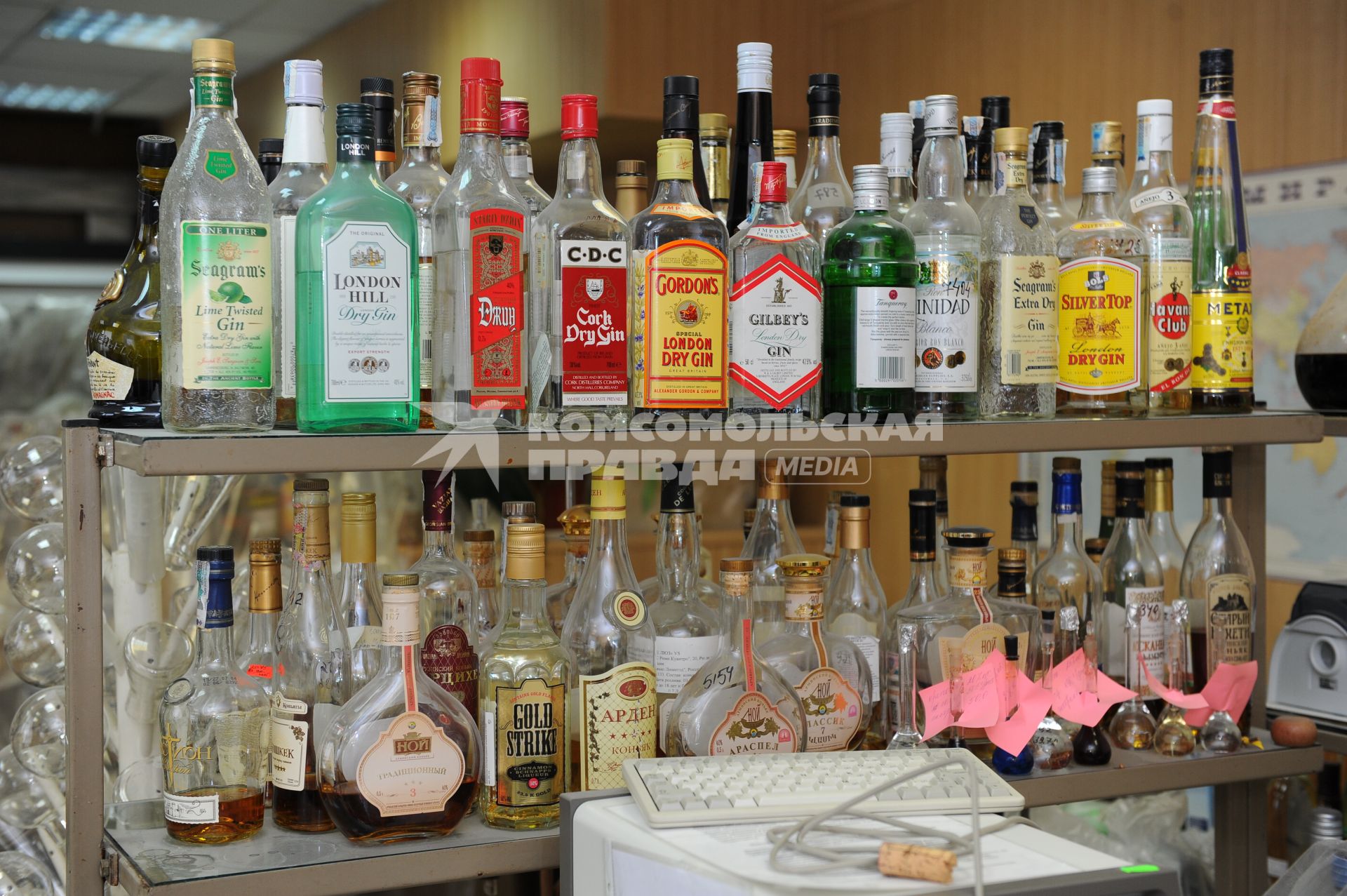 Лаборатория `Ростест`. Анализ алкогольных напитков в лабораторных условиях. На снимке: бутылки с алкоголем