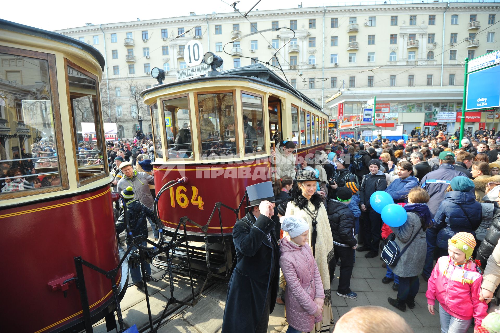 Праздничный парад трамваев, посвященный 115-летию этого вида транспорта. На снимке: ретро-трамвай.