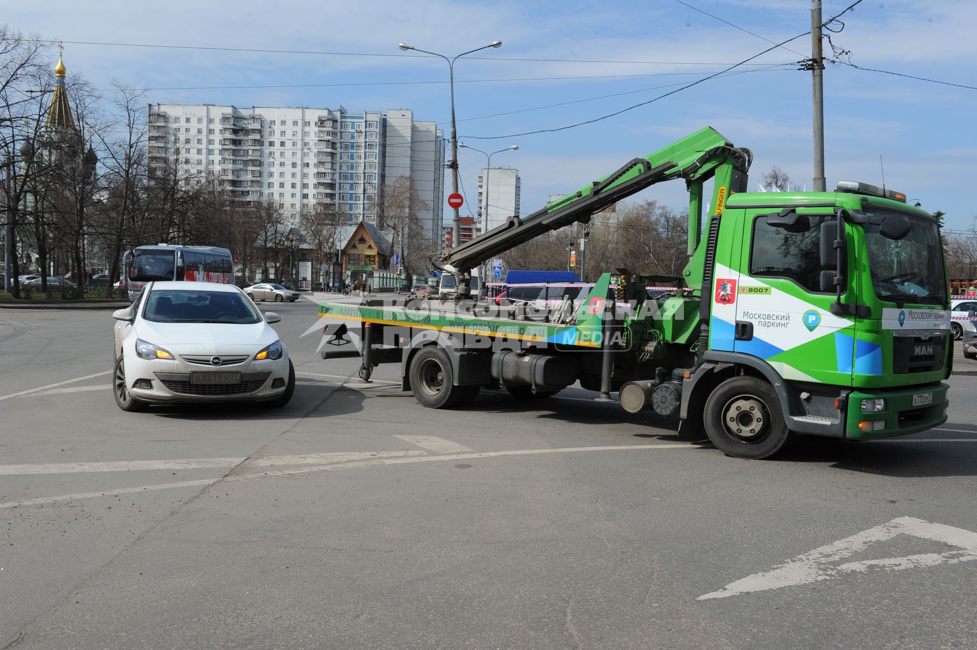 Парк `Сокольники`. На снимке: эвакуатор.