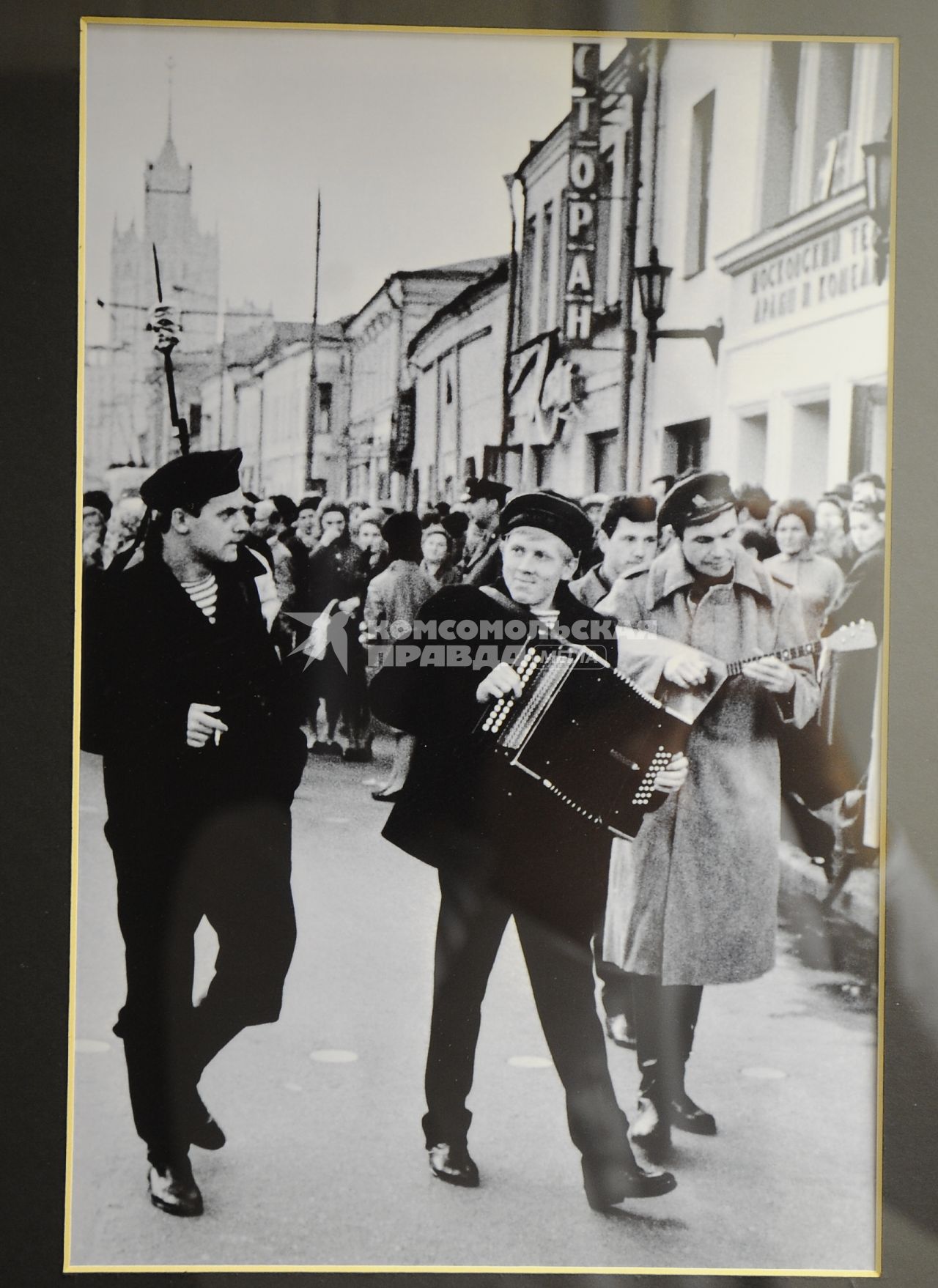 Театр на Таганке. На снимке: фотография актера Валерия Золотухина (в центре).