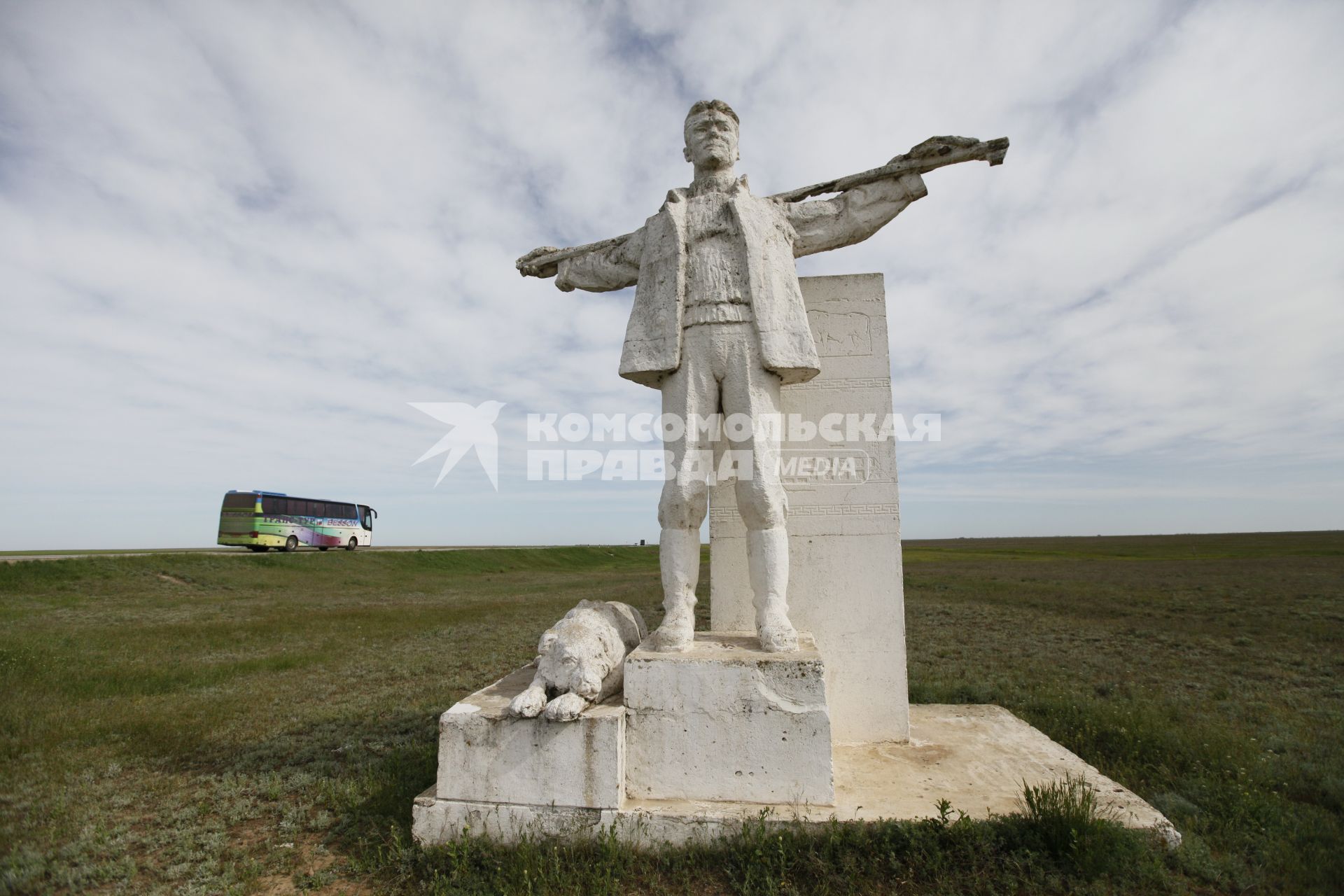 Памятник калмыцкому пастуху на границе Ставропольского края и республики Калмыкия